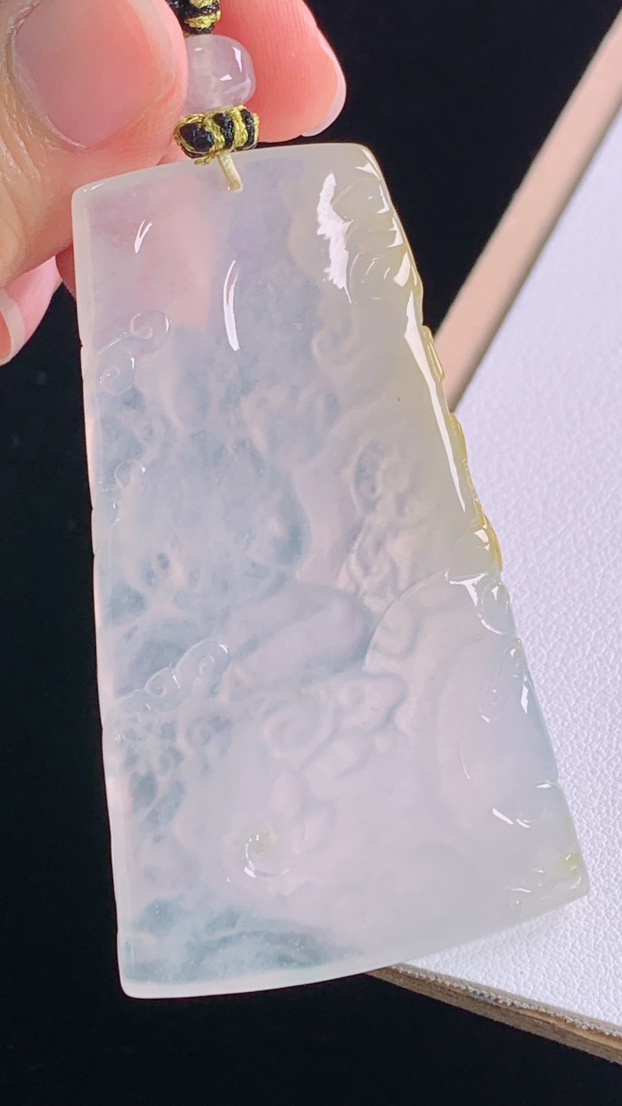 冰黄大势至菩萨
天然黄翡，冰透起光
尺寸:73.2-64.5-38.0-5.0mm