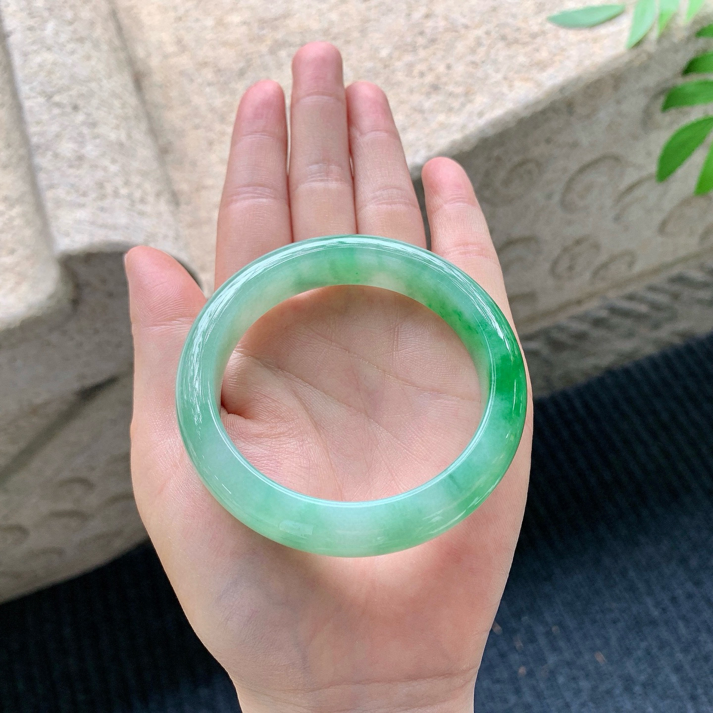 正圈53 54
【圈口】54/12.5/8.3
【描述】冰糯辣绿，水润，种老，细腻，无纹裂！