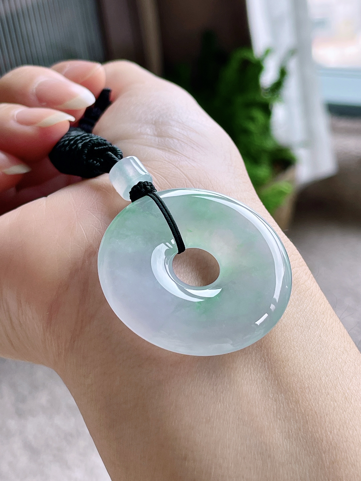 【裸石】高冰飘花甜甜圈吊坠
【说明】缅料 性价比高  
【尺寸】37.7-5.7