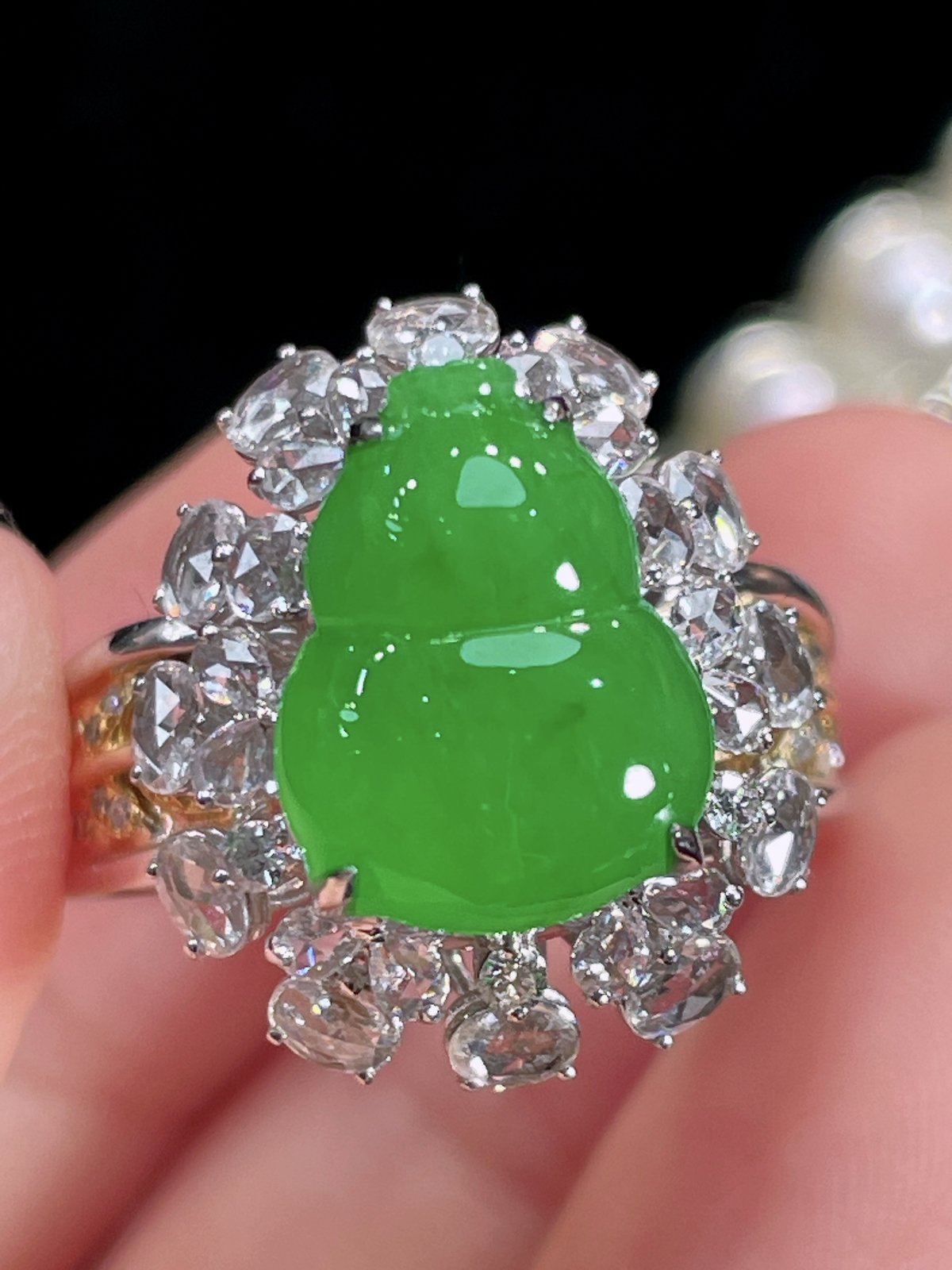 天然缅甸翡翠A货
满绿葫芦戒指
18k金镶嵌钻石 
细腻水灵 实拍接近