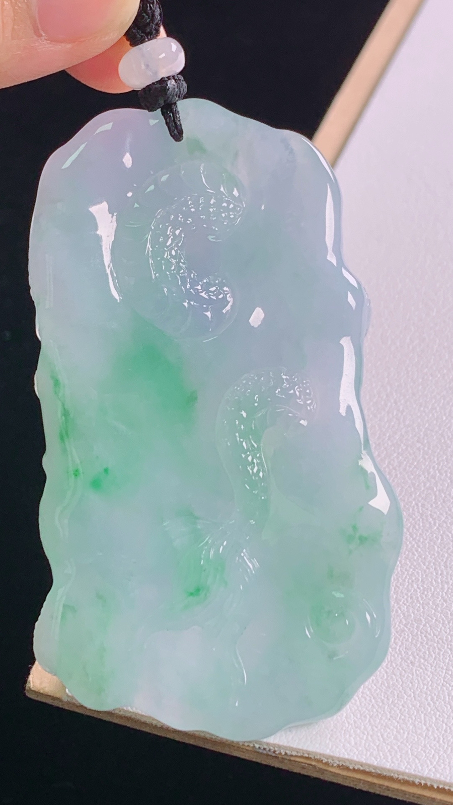 冰飘绿龙牌
翠色灵动，雕工精湛，霸气
尺寸:79.5-72.8-41.8-10.7mm