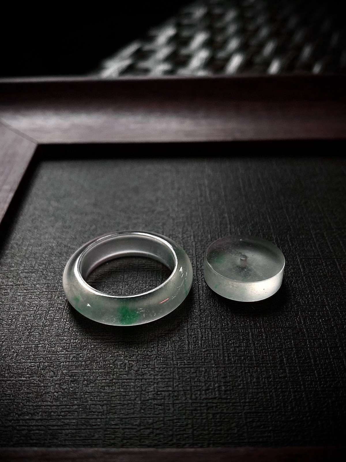 ️ 玻璃种戒圈一套，胶感爆棚，起强荧光。通透度极高，肉眼可见的纯净，质感通透如冰。
尺寸16.2×5/6×4.6，圈口16