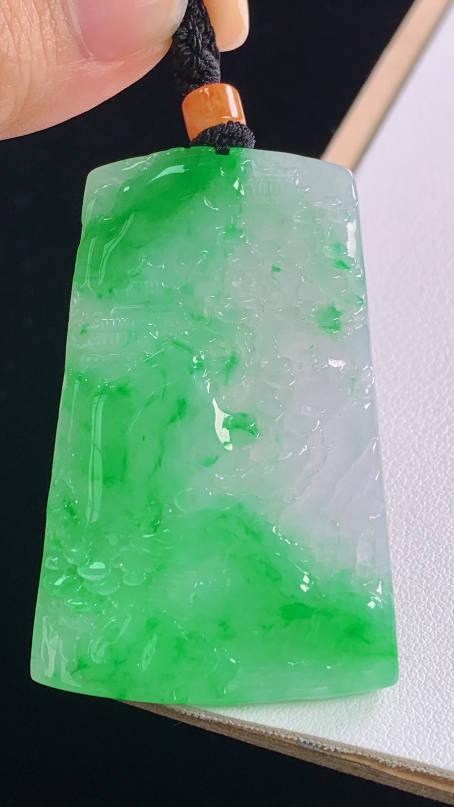 阳绿山水牌
色泽艳丽，雕工精湛，
尺寸:61.5-54.7-36.4-5.2mm