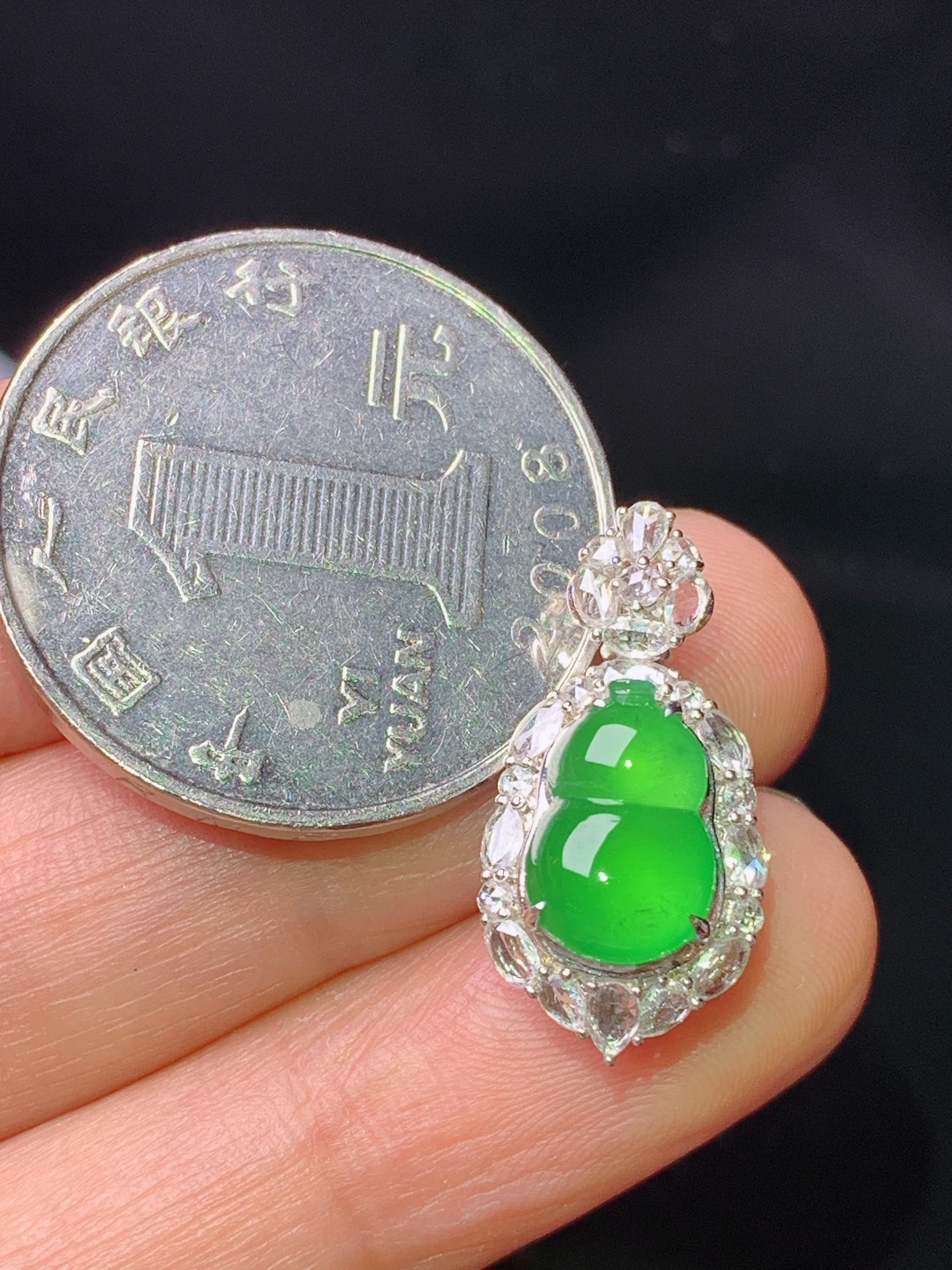 18k金钻镶嵌满绿葫芦吊坠 玉质细腻 色泽艳丽清新 水润亮眼 整体尺寸21.3*10.6*9.6y4