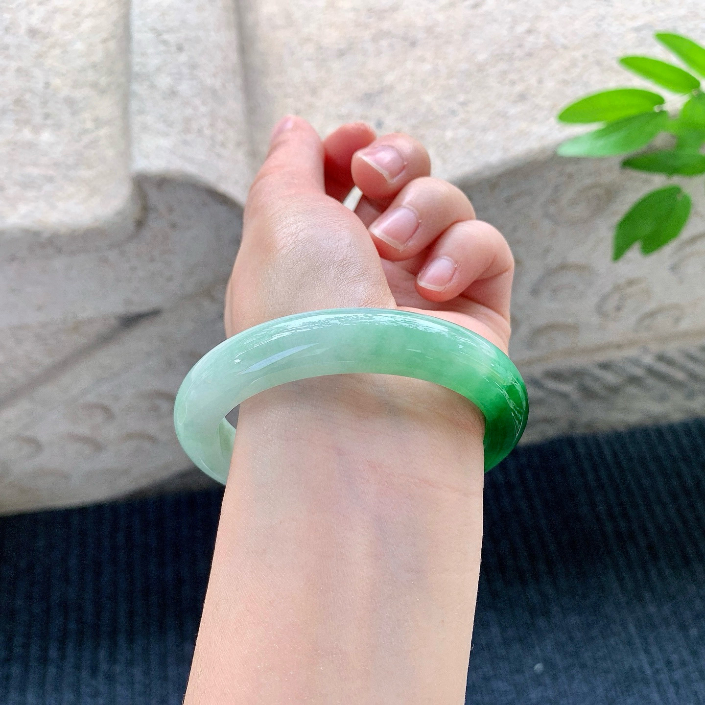 正圈58 59
【圈口】58.2/12/8.7
【描述】糯冰飘阳绿，水润，种老，细腻，无裂纹！