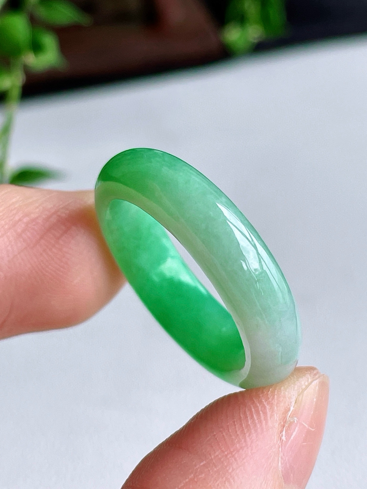 【裸石】冰飘阳绿戒圈指环
【说明】缅料 性价比高  
【尺寸】5.9-4
【圈口】19号