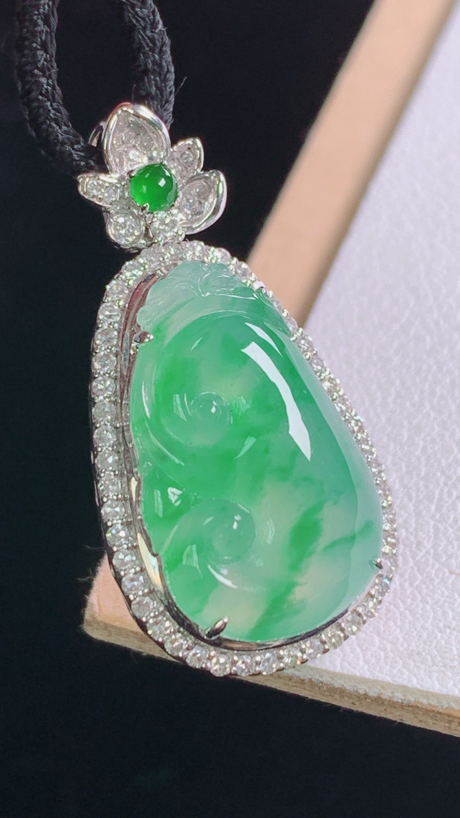 冰飘绿如意吊坠，18K重金镶嵌
翠色鲜浓，光感十足，
尺寸:31.1-15.7-8.8/裸石20.0