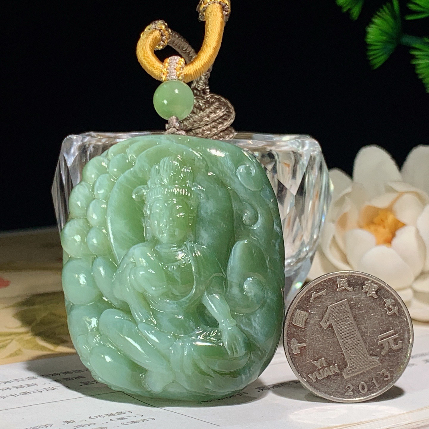 和田玉俄罗斯碧玉粉青猫眼观音挂件。尺寸51/43/19重69.8克 玉质细腻油润。手推出油。品相大气 lt260402