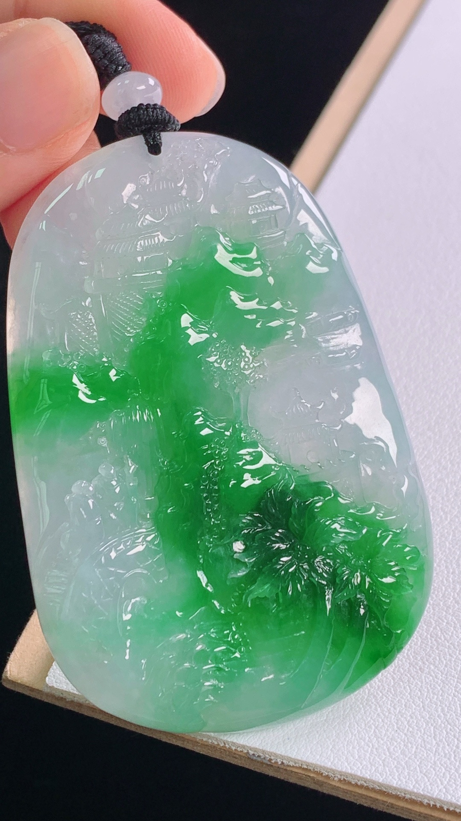 冰飘绿山水牌
花色灵动，雕工精湛
尺寸:69.7-62.7-43.0-5.7mm