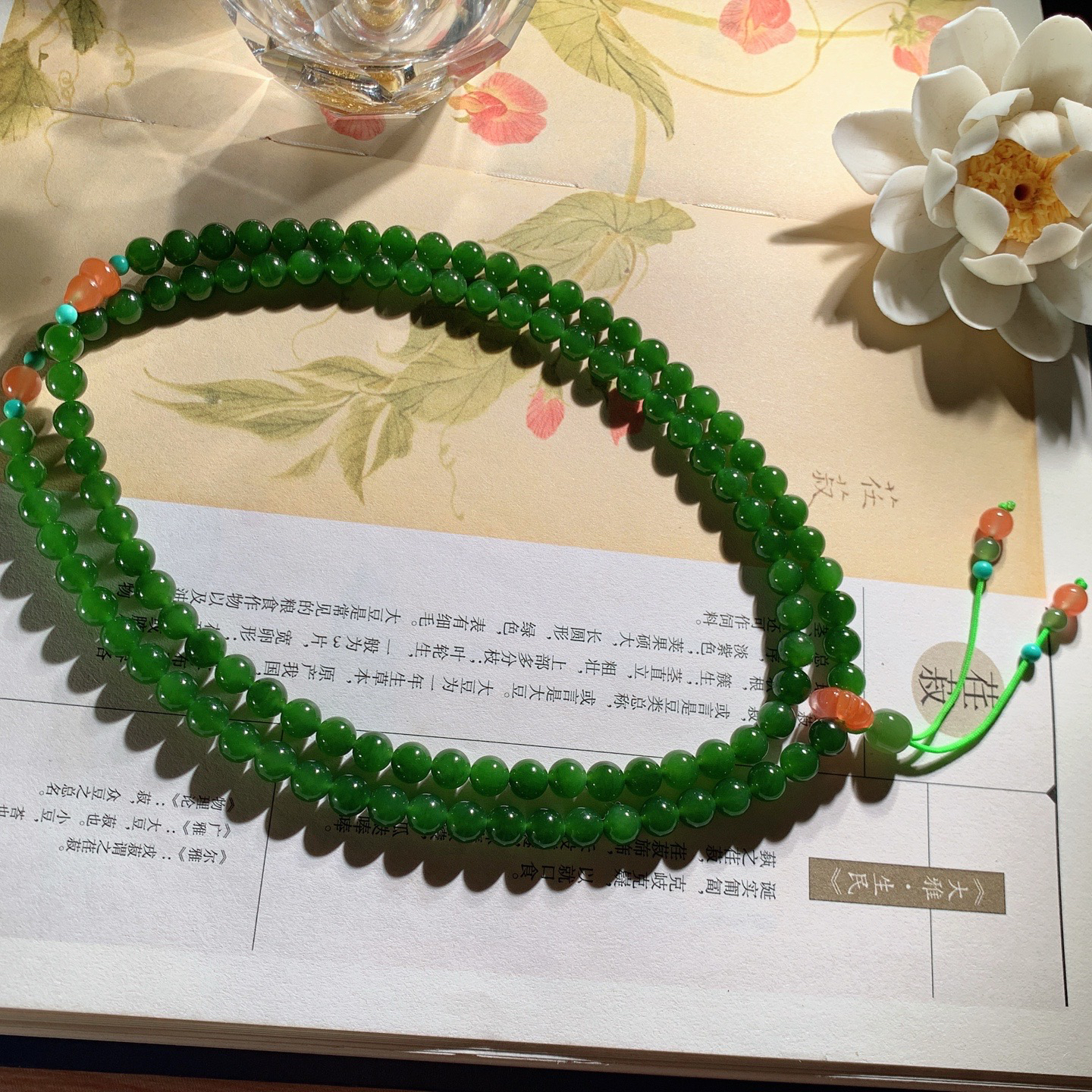 和田玉阳绿俄罗斯碧玉108佛珠项链。单颗尺寸6！玉质细腻油润 底色纯净 脂粉好，品质好。lt260402