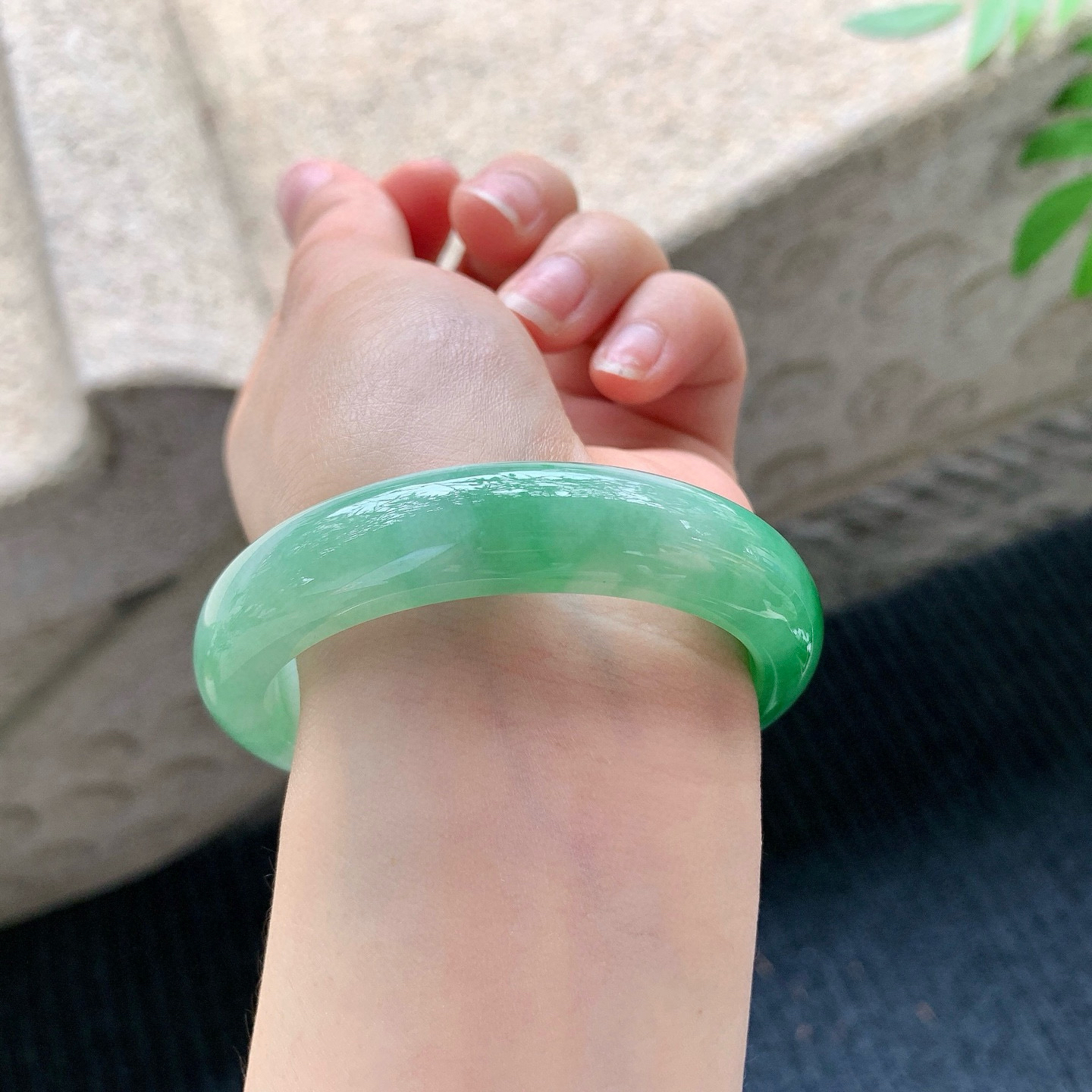 正圈53 54
【圈口】54/12.5/8.3
【描述】冰糯辣绿，水润，种老，细腻，无纹裂！