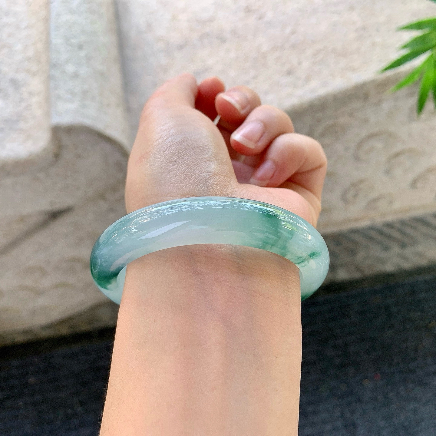 正圈55 56
【圈口】56/12.1/8.6
【描述】冰糯飘花，水润，种老，细腻，无纹裂！