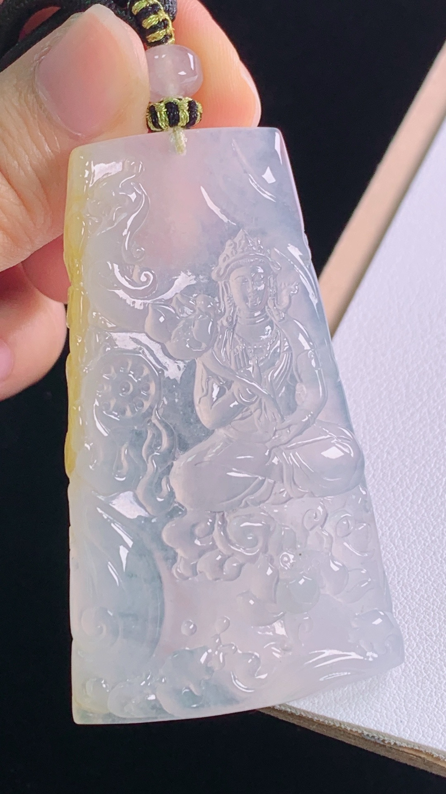 冰黄大势至菩萨
天然黄翡，冰透起光
尺寸:73.2-64.5-38.0-5.0mm