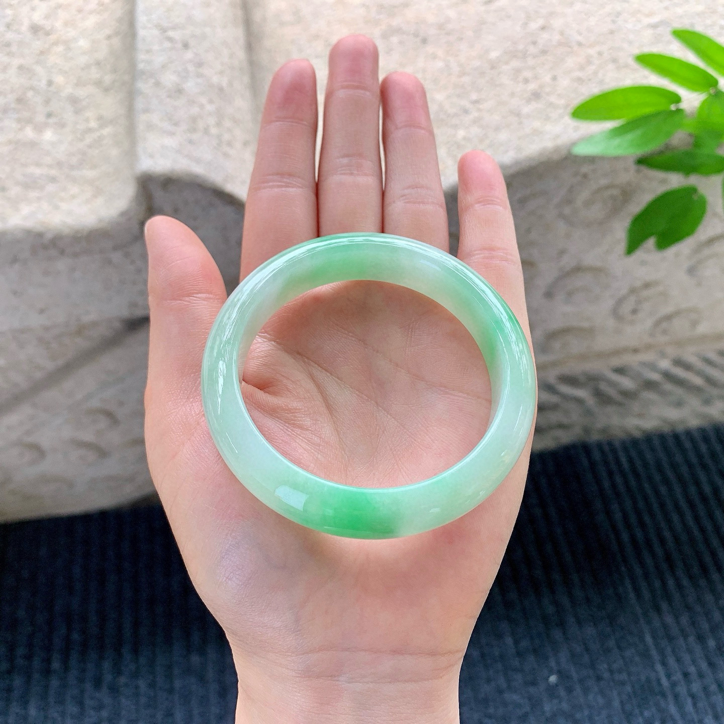 正圈54 55
【圈口】55.4/13.2/8
【描述】飘绿，水润，种老，细腻，无纹裂！