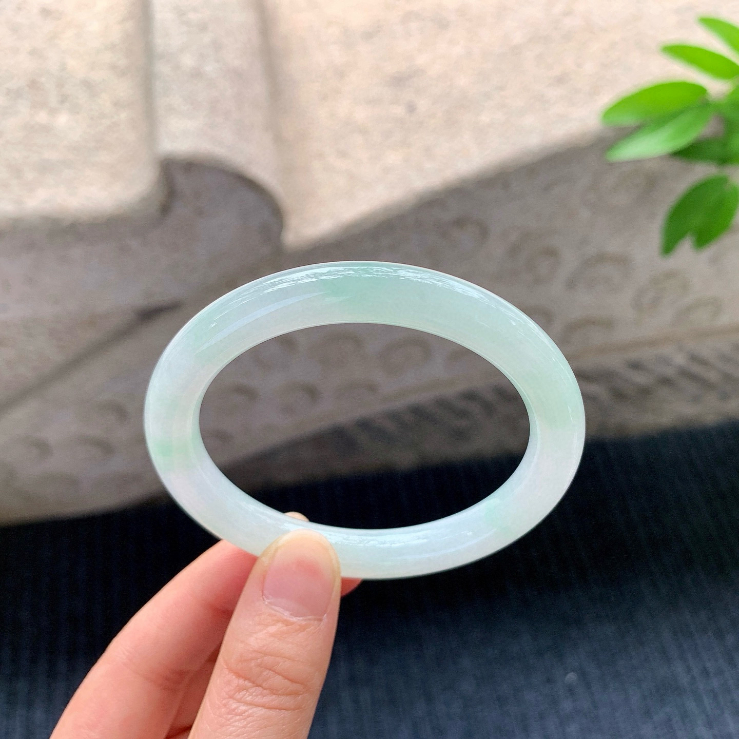 圆条54 55
【圈口】55/8.5/8.3
【描述】糯冰飘绿，水润，种老，细腻，无裂纹！