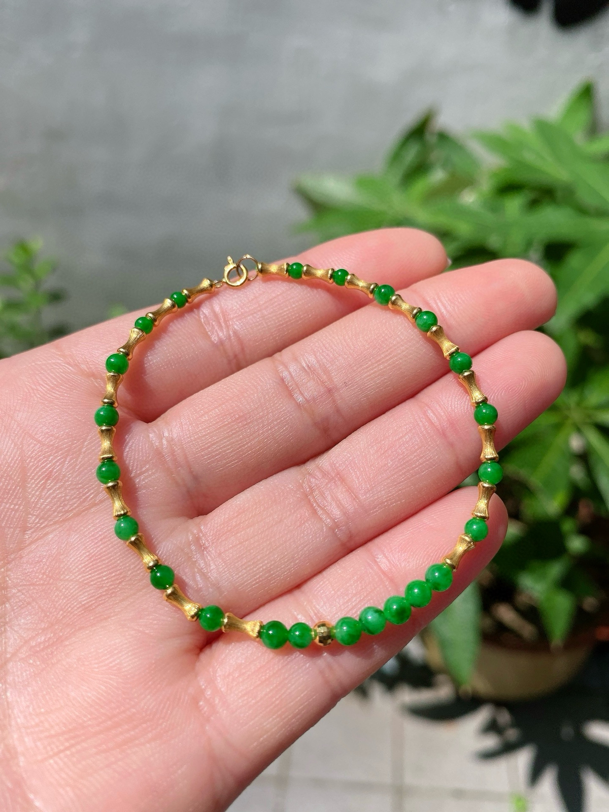 翡翠满绿小米珠手串
配饰18K金