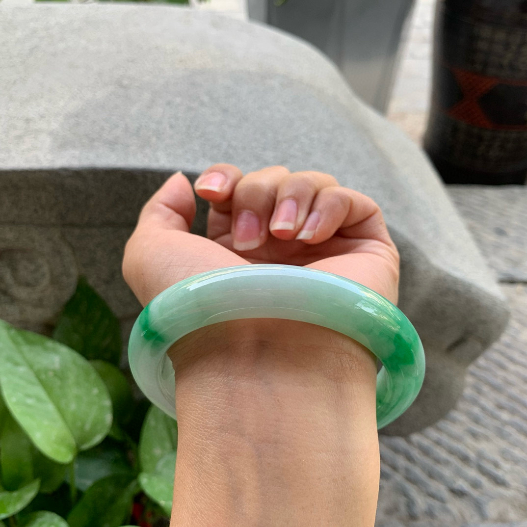 大圈口63.4-12.4-10.5     阳绿正圈手镯 无纹裂
