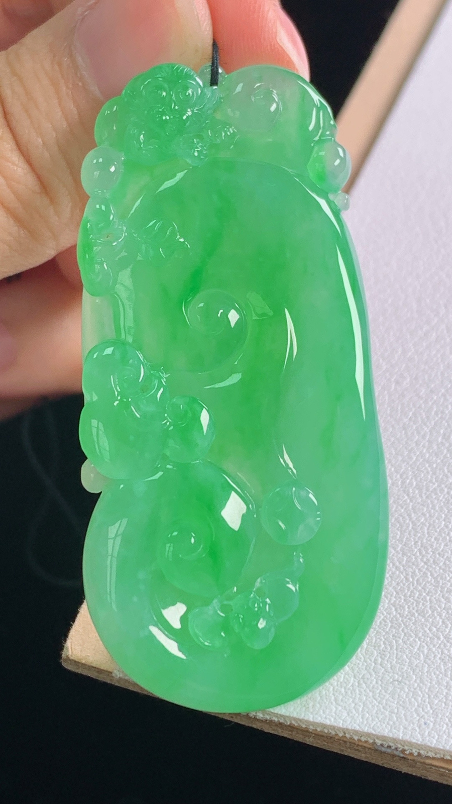 高品质
冰晴绿如意
种色兼备，水润细腻
尺寸:54.3-25.8-9.5mm