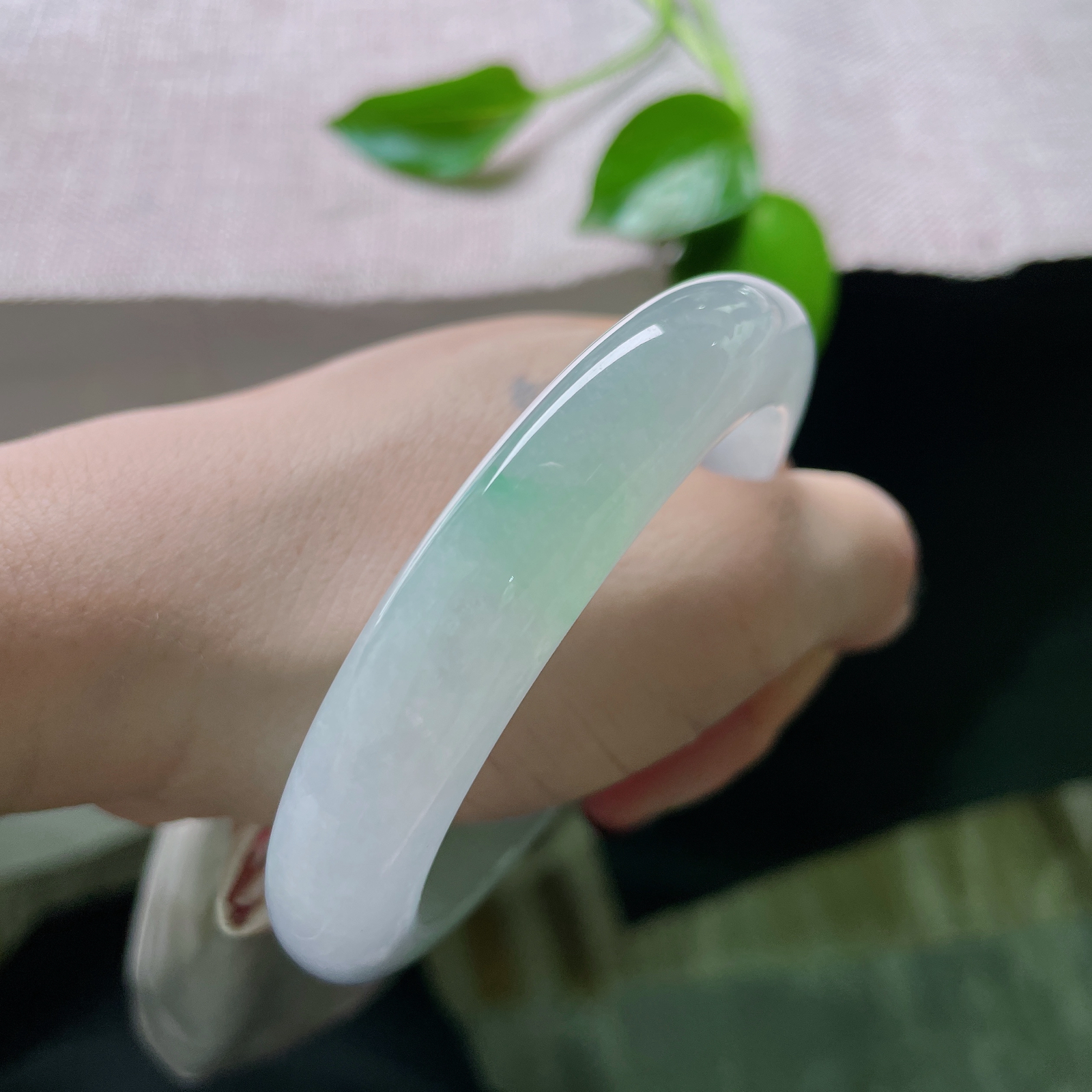 57.5/12.1/9.6，冰春彩正圈，粉紫的色泽在晶莹的固体中凝固、晕染，有一种“被定格的美好”..