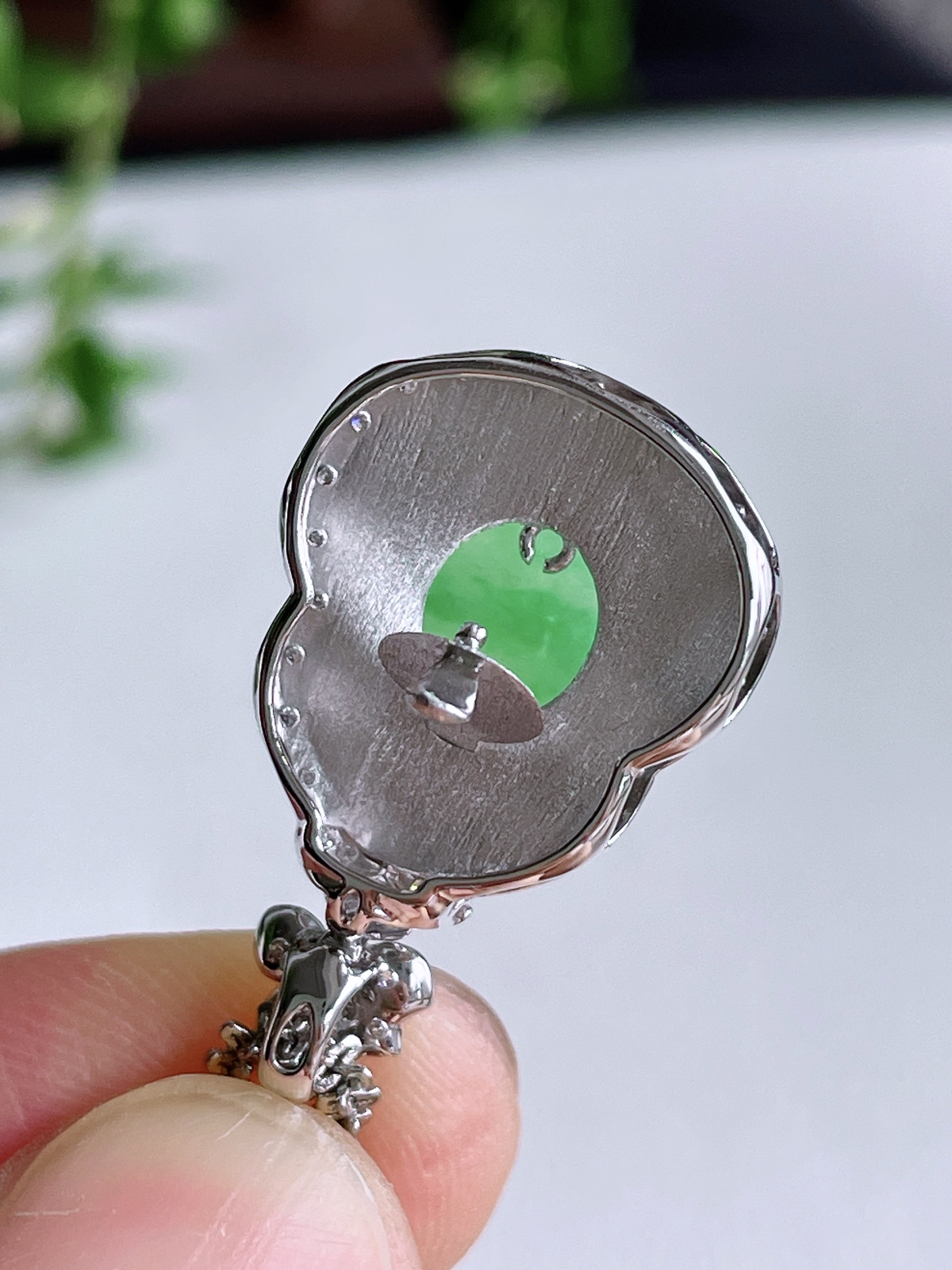 【镶嵌】冰甜绿葫芦吊坠  
【说明】缅料 18k金镶嵌 性价比高  
【整体】24-15-8.2
【裸石】15.2-13-2.7