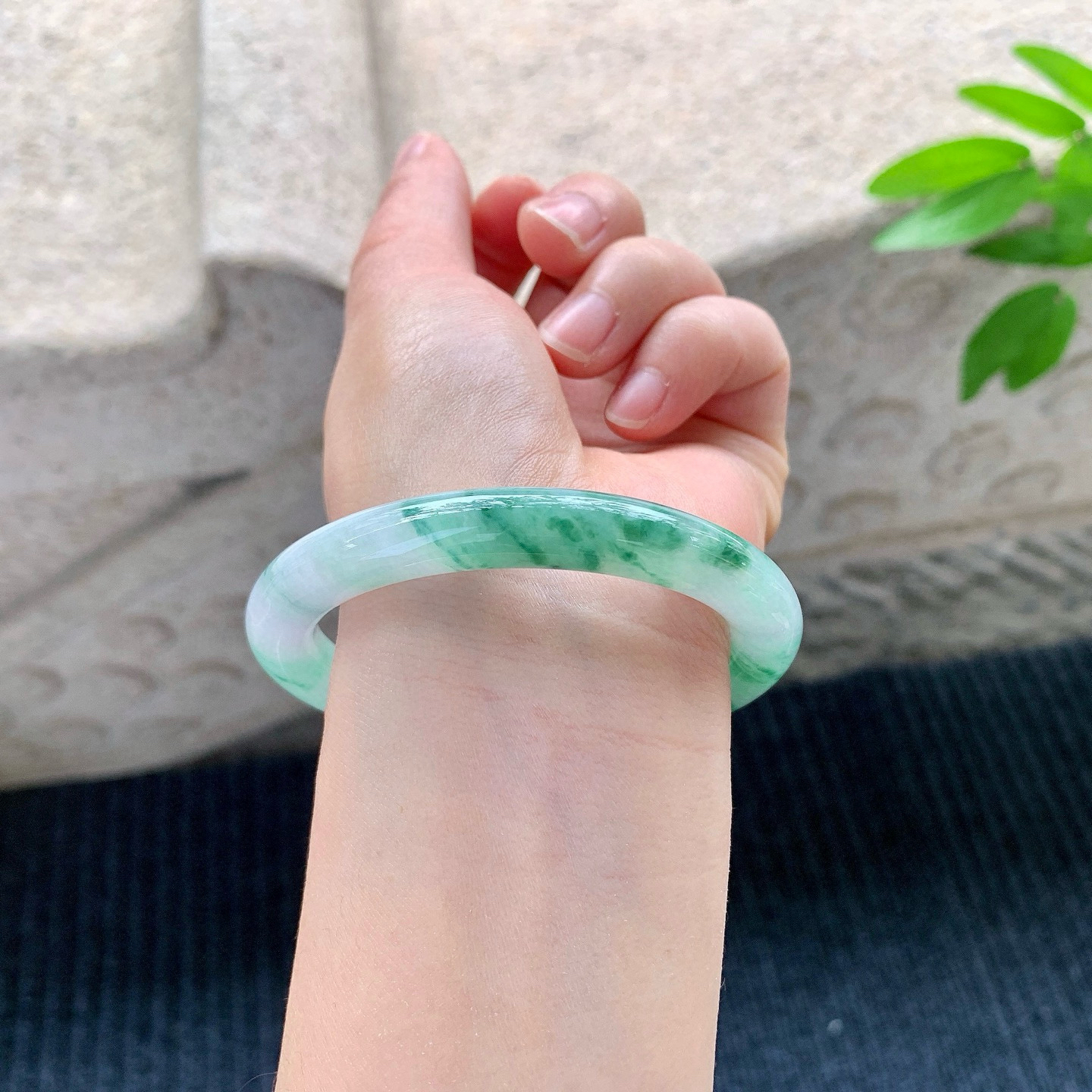 圆条55 56
【圈口】56.1/9/9.4
【描述】细糯飘绿花，水润，种老，细腻，无纹裂！