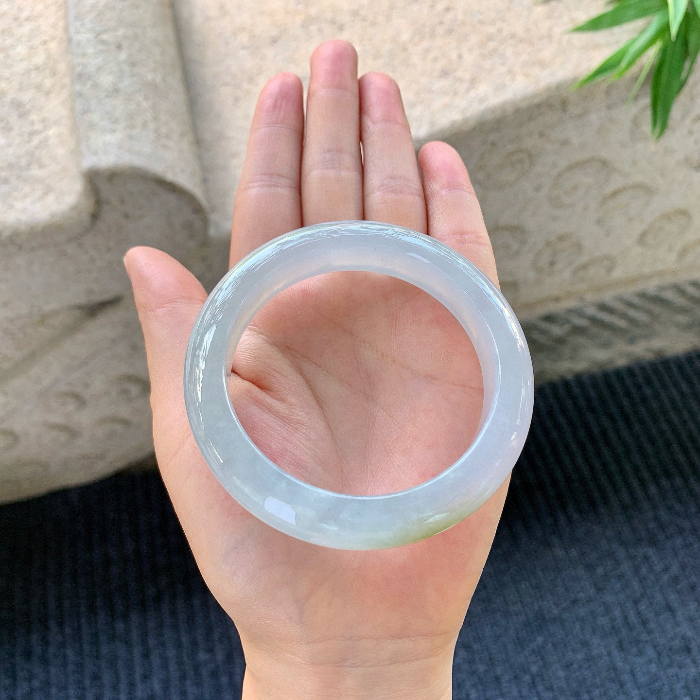 正圈55 56
【圈口】56.2/12.7/9.1
【描述】冰糯飘黄翡，水润，种老，细腻，无纹裂！