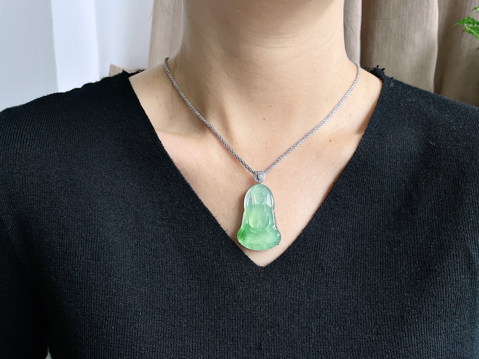 【镶嵌】高冰晴绿观音素衣观音吊坠  
【说明】缅料 18k金镶嵌 性价比高  
【整体】48.8-27-7.3
【裸石】40.5-27-5.4