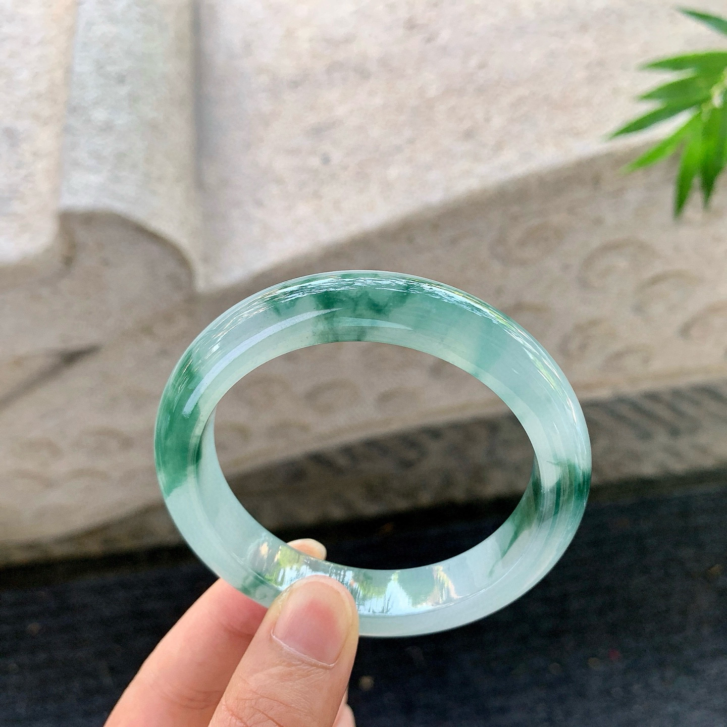 正圈55 56
【圈口】56/12.1/8.6
【描述】冰糯飘花，水润，种老，细腻，无纹裂！