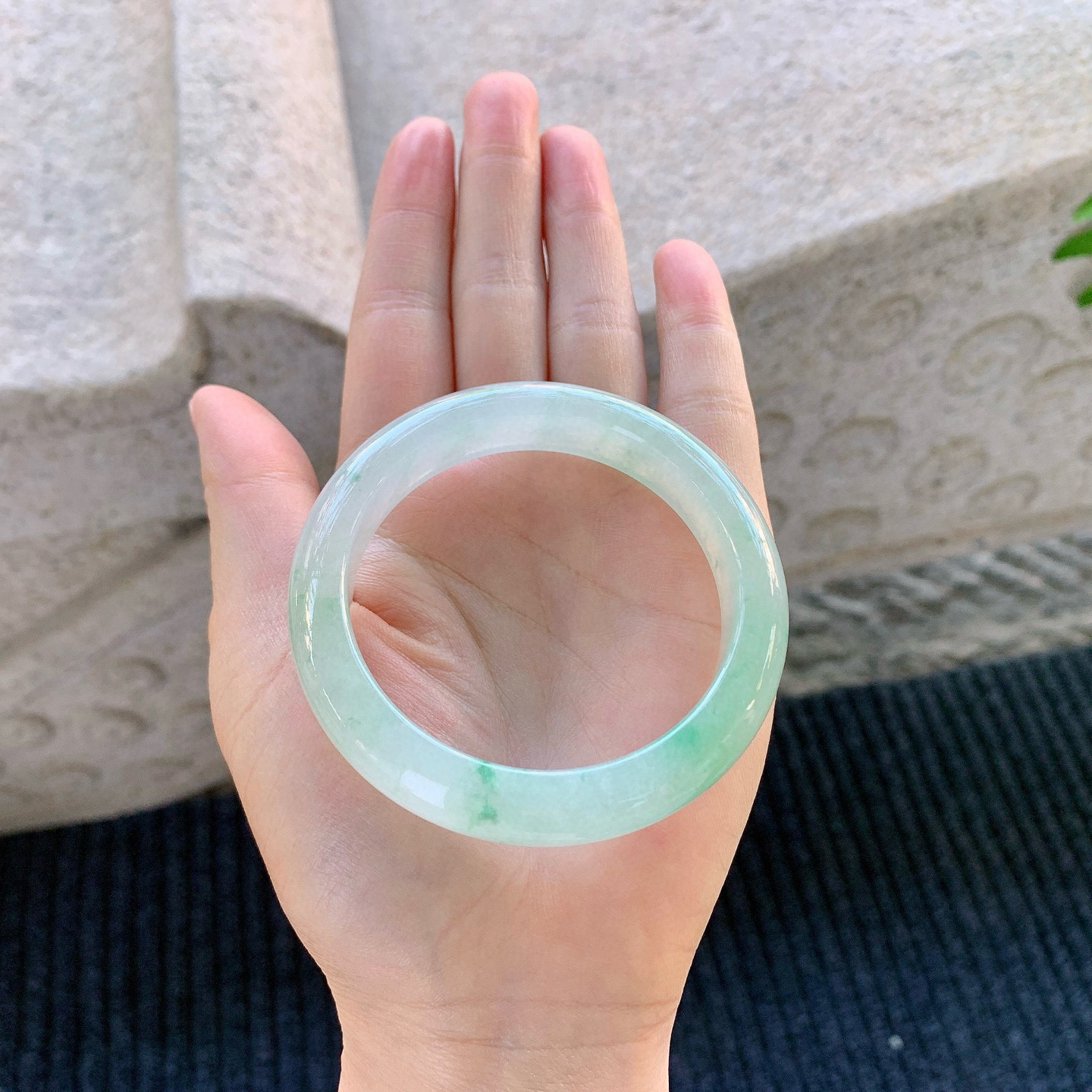 正圈53 54
【圈口】54/11.5/8.5
【描述】冰糯飘绿，水润，种老，细腻，无纹裂！