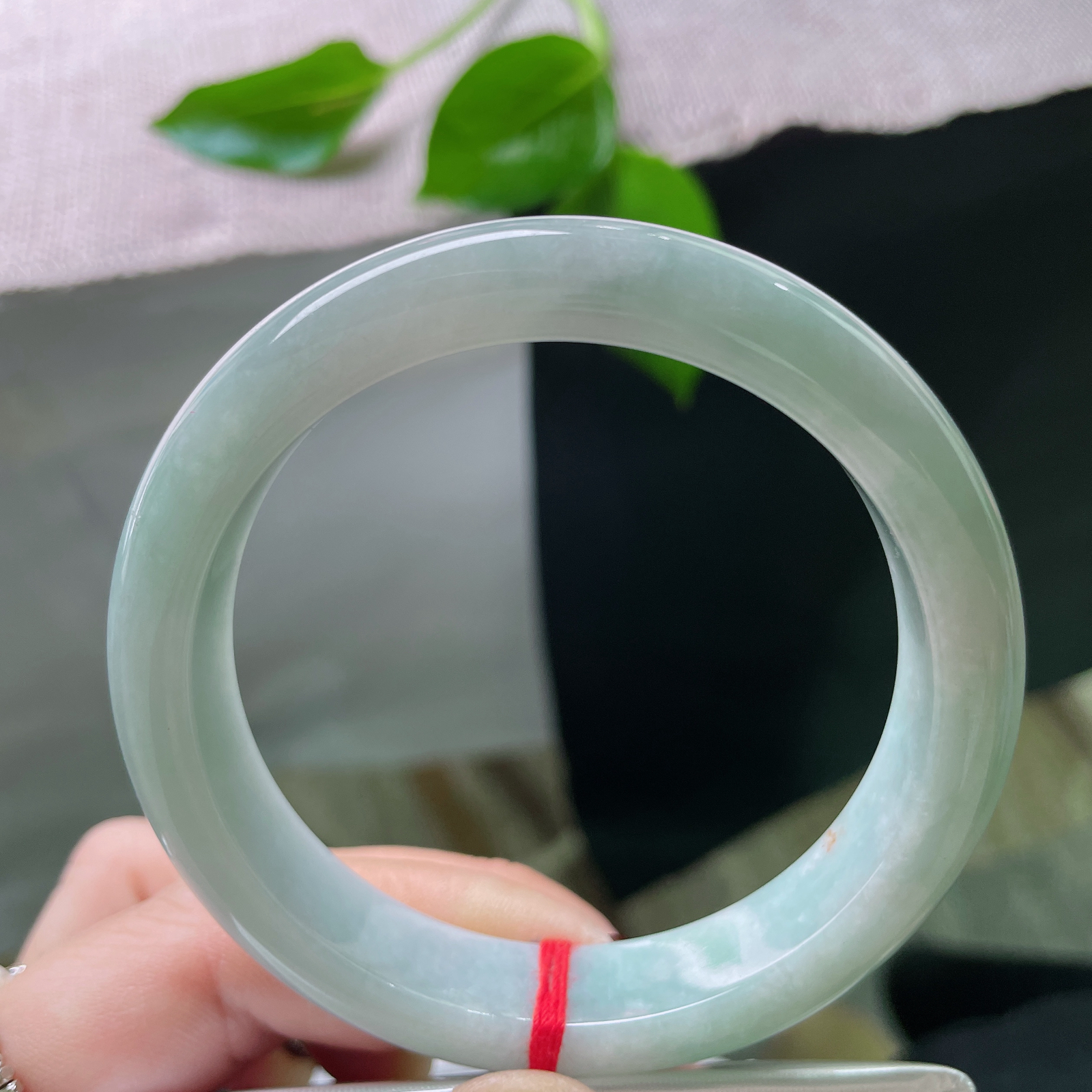 57.5/12.6/8.1，浅绿底正圈，腕间一泓翠，温润自生光。一点小细纹不影响..