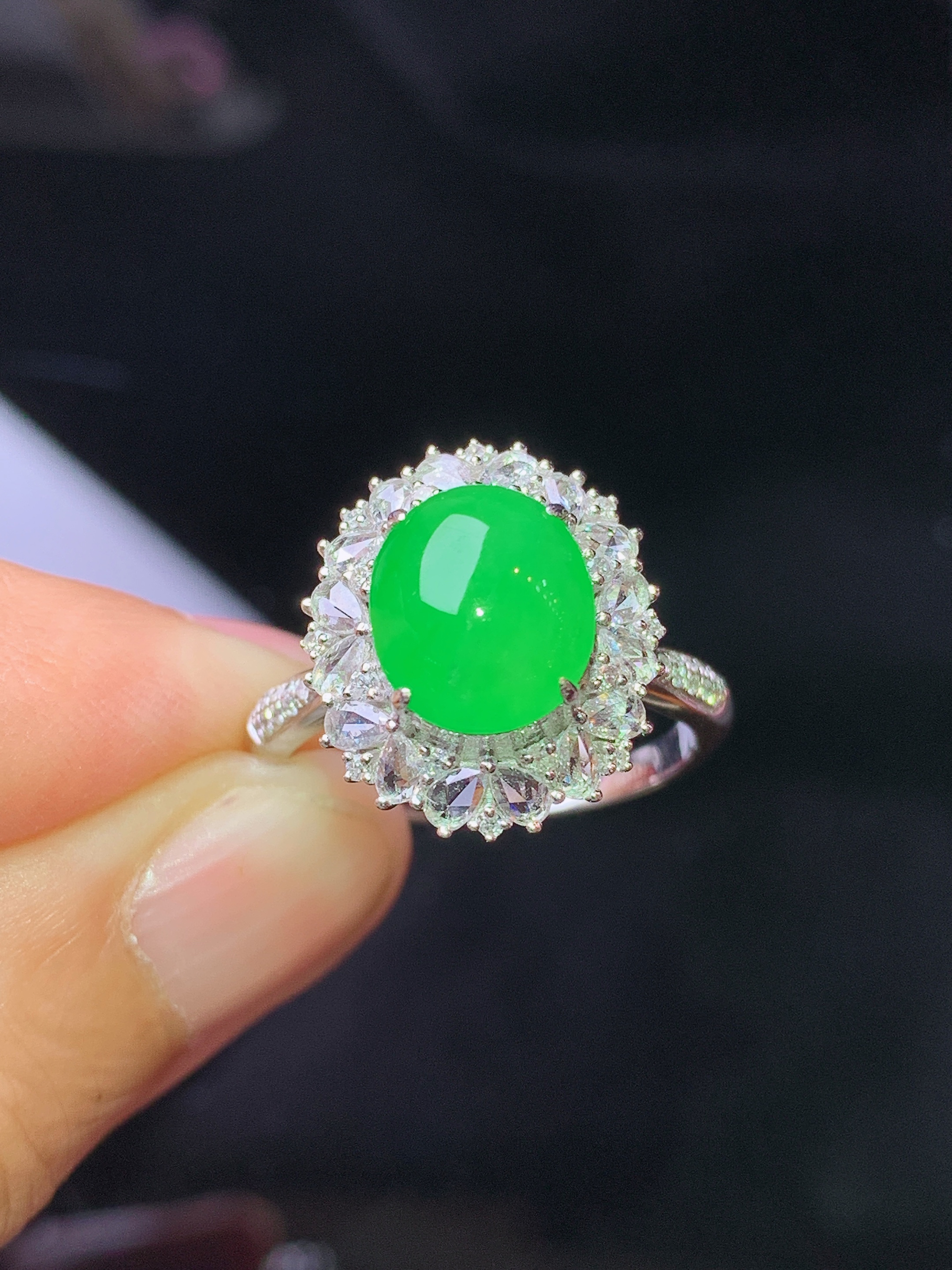 18k金钻镶嵌翠绿蛋面膜戒指 玉质细腻 色泽艳丽清新 水润亮眼 圈口13 整体尺寸16.3*13.5*9.8k1