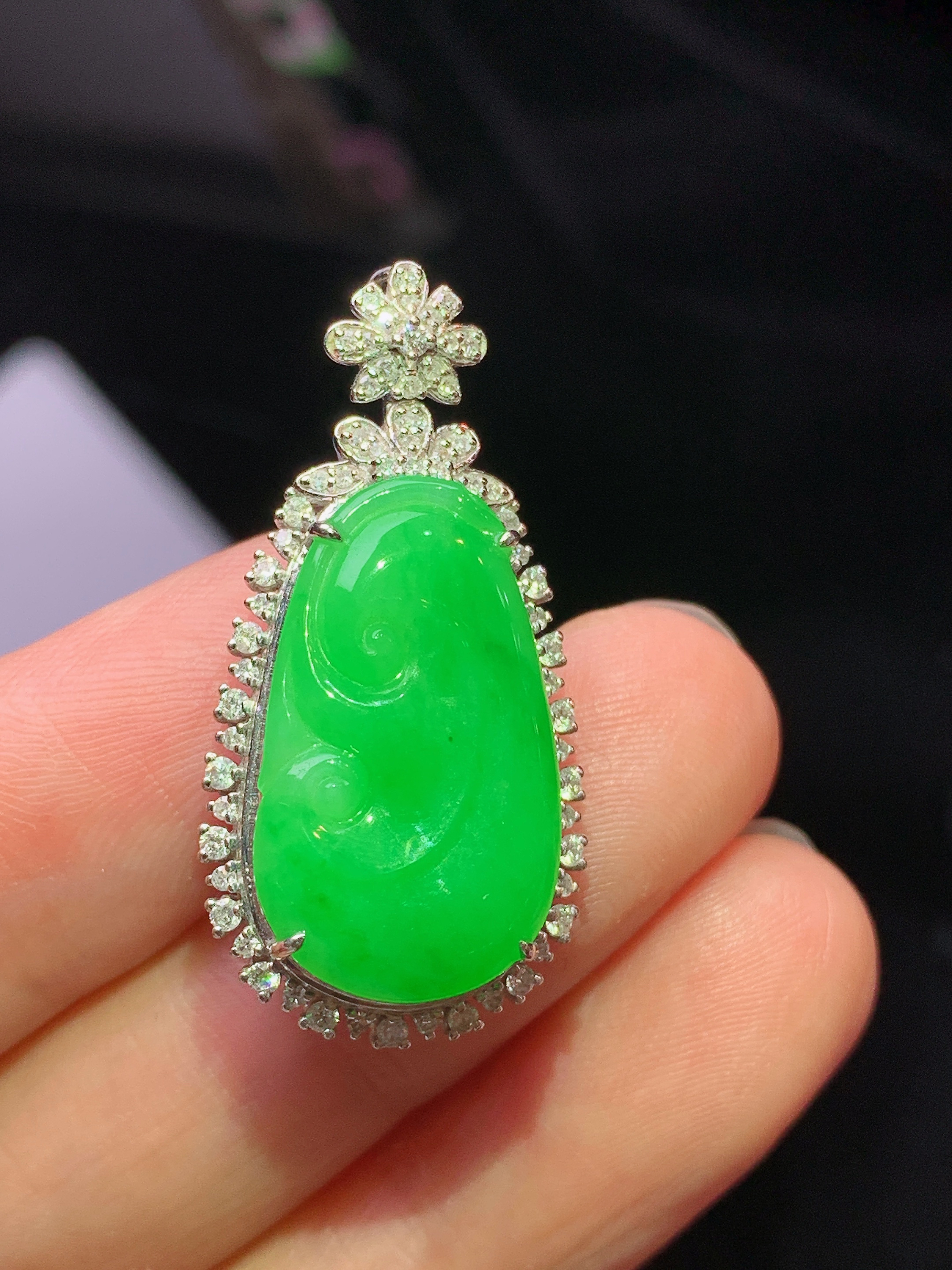 18k金钻镶嵌翠绿如意吊坠 玉质细腻 色泽艳丽清新 水润亮眼 整体尺寸31.8*15.8*9k1