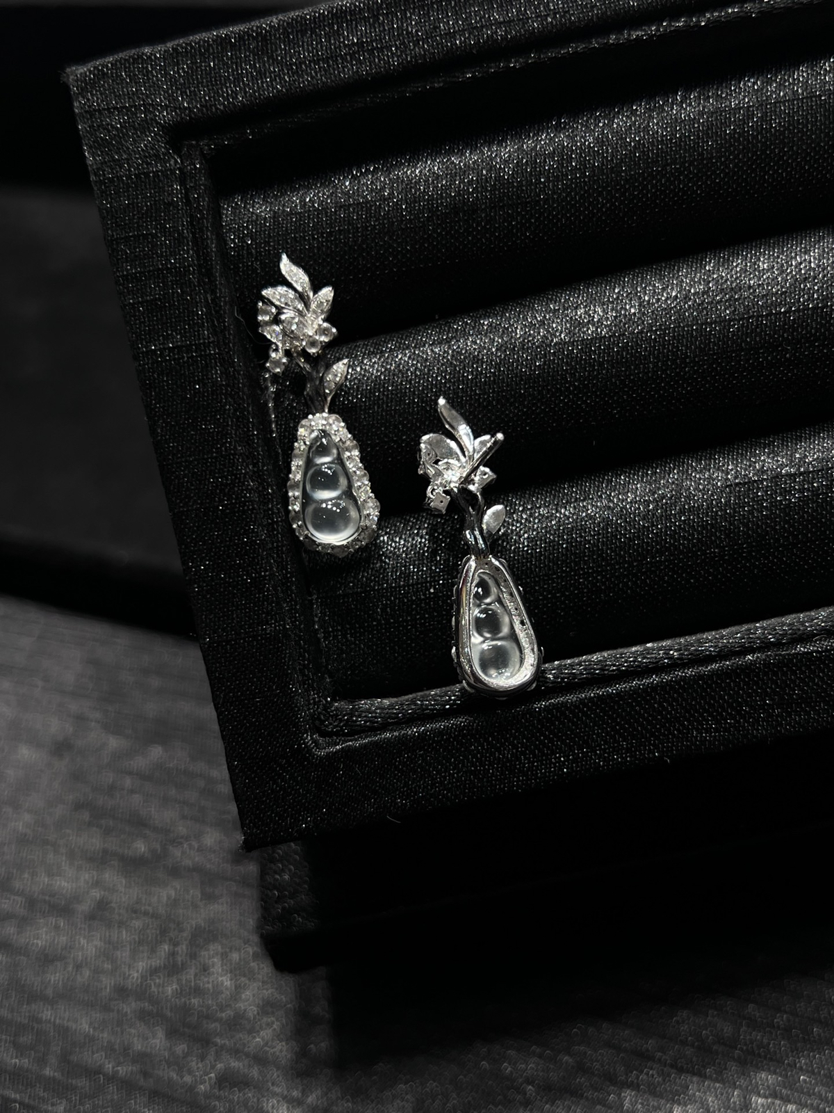 🤍白冰·福豆耳坠
18k金伴钻
冰透到起光，悬在耳畔的露珠