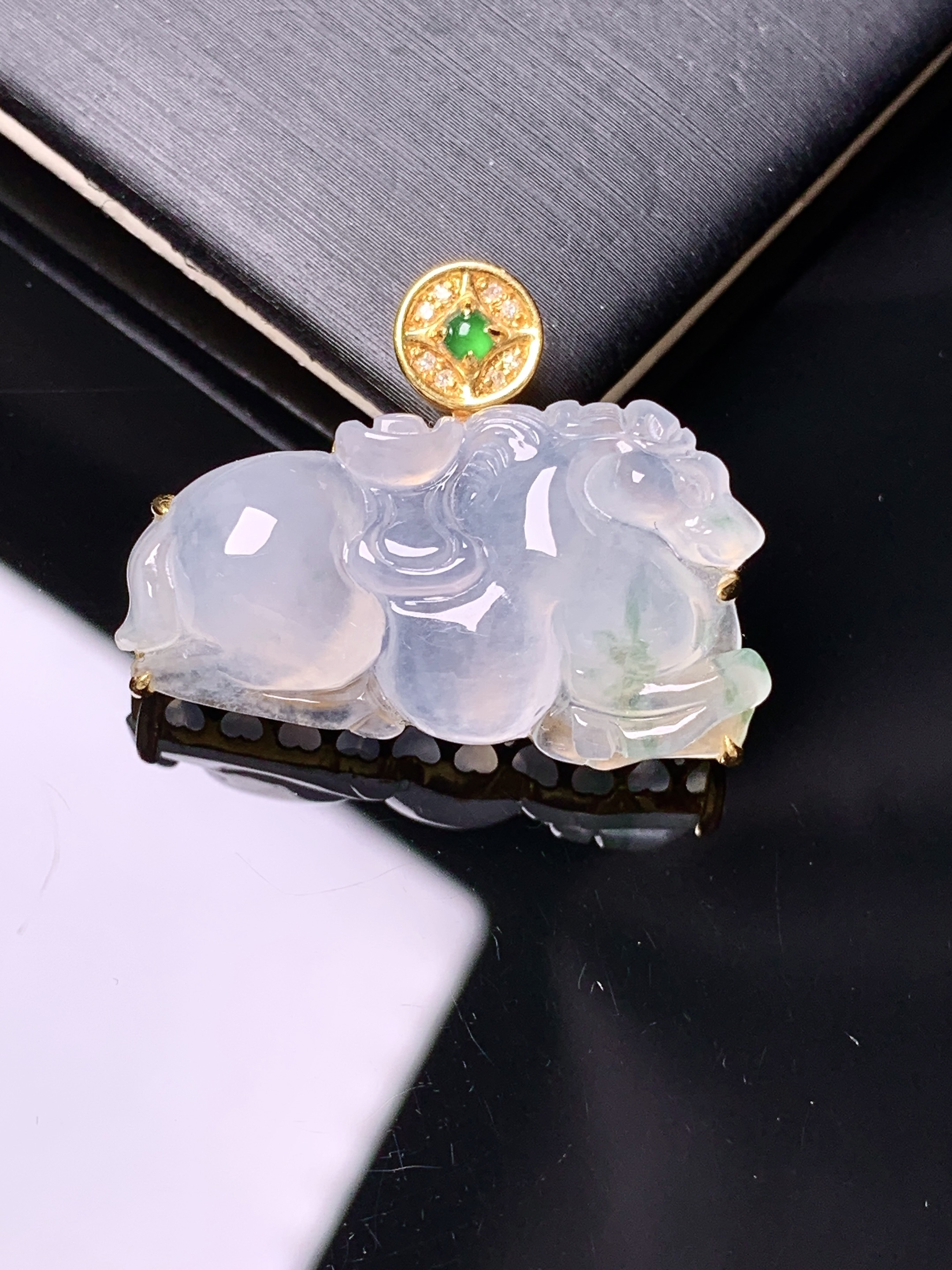 18k金钻镶嵌冰种唐马吊坠 玉质细腻 色泽艳丽清新 水润亮眼 整体尺寸22*28*8.3y4