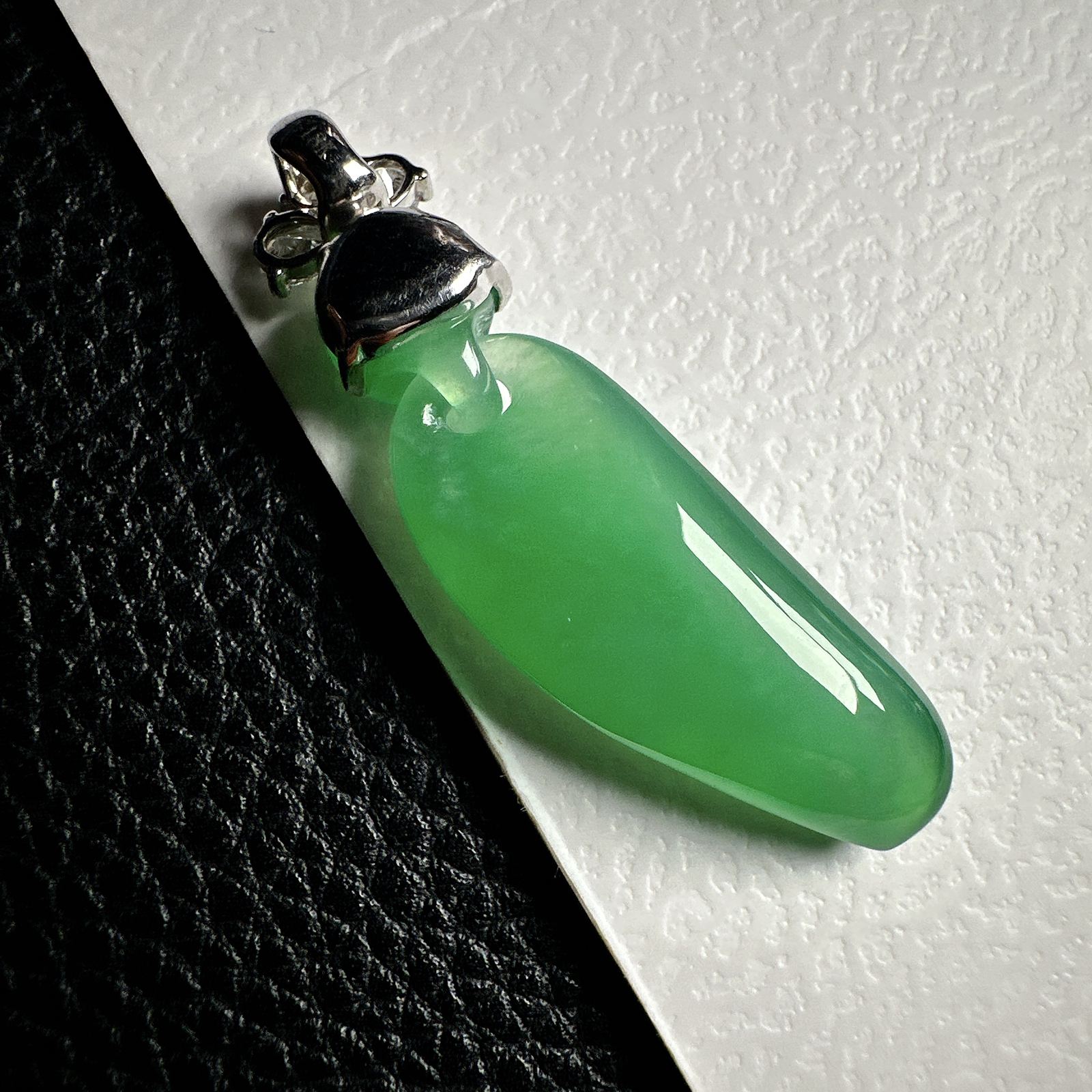 【冰种满绿福瓜吊坠】种水上乘，晶莹剔透，纯净通透，18k金钻精美镶嵌，裸石尺寸34*11*6.6毫米