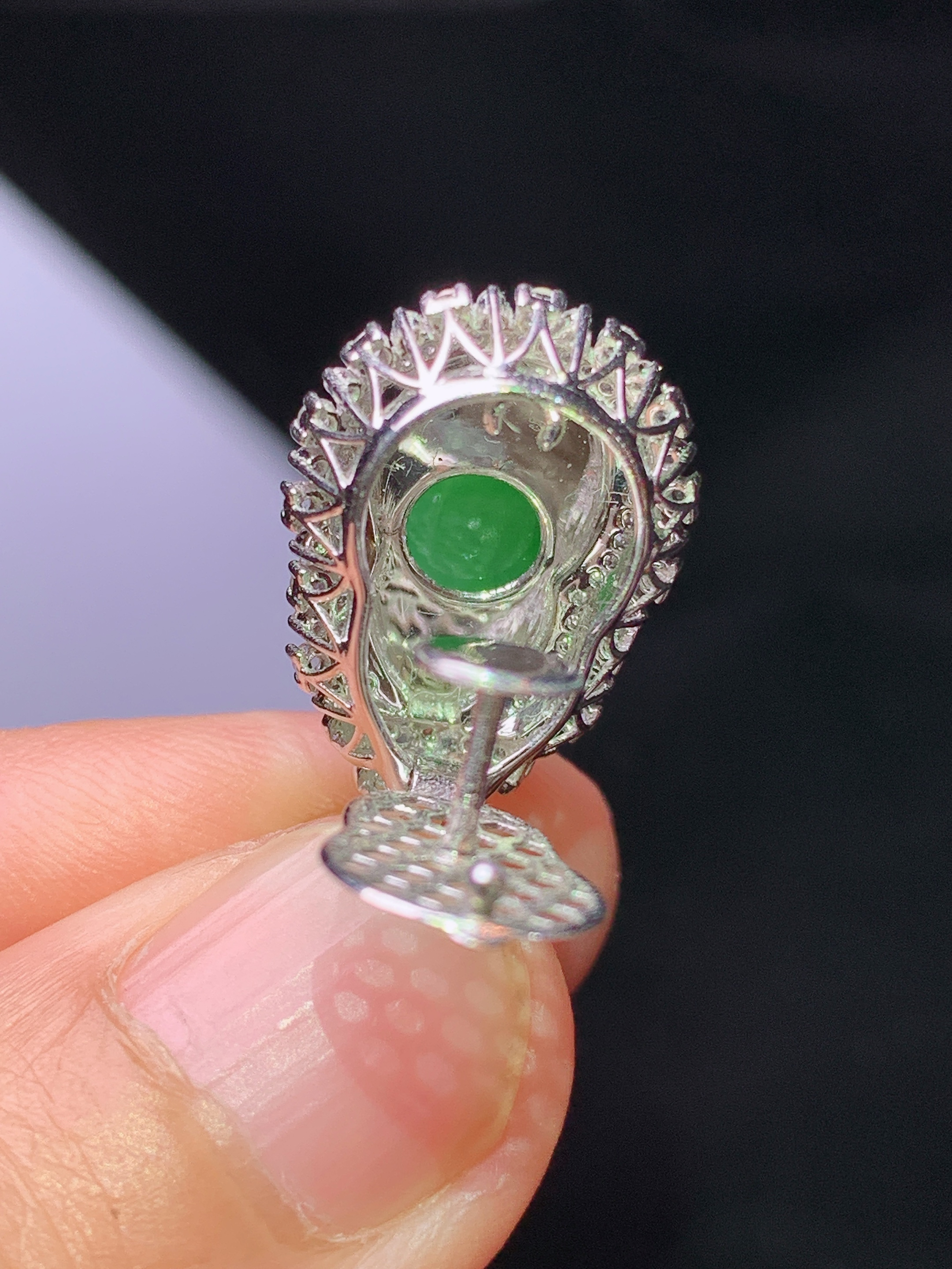 18k金钻镶嵌翠绿葫芦吊坠 玉质细腻 色泽艳丽清新 水润亮眼 整体尺寸26.2*13.5*10.5k1