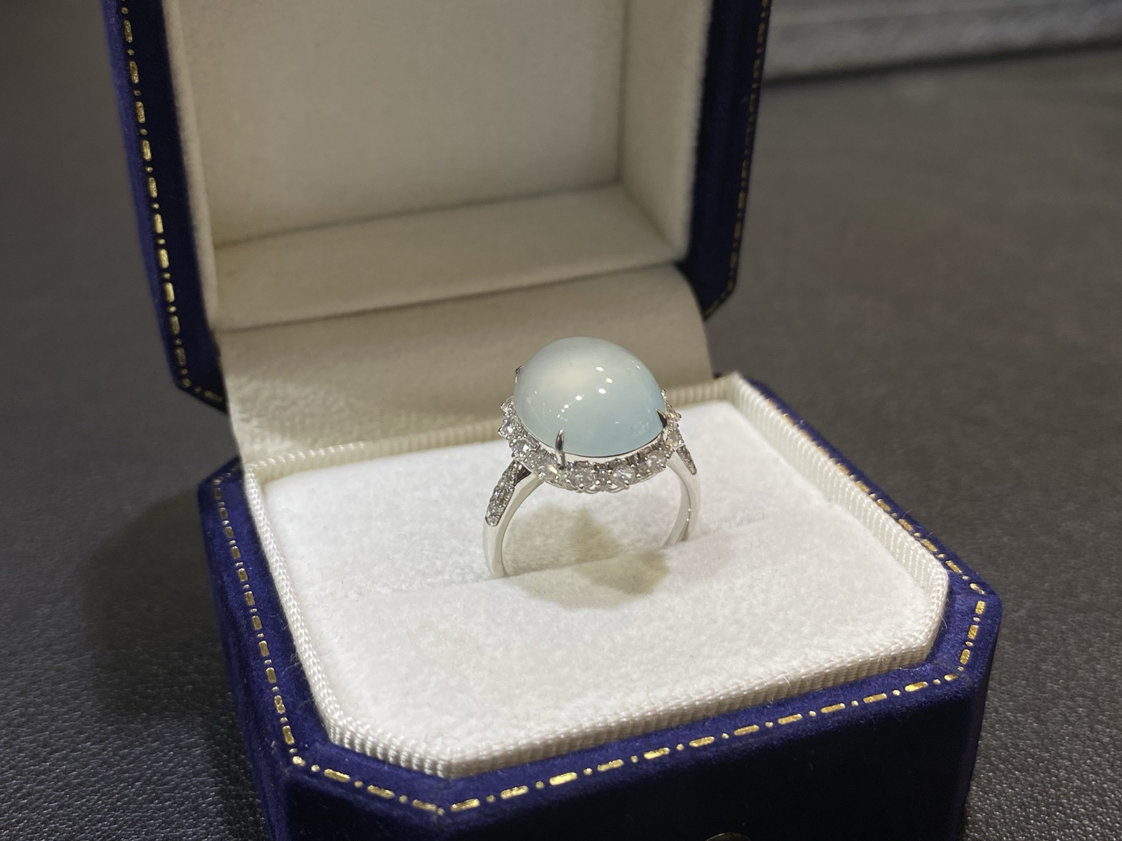 18Ｋ淡天空蓝白冰蛋面戒指

整体18/15.4/9.6
裸石15.1/12.2/4.3