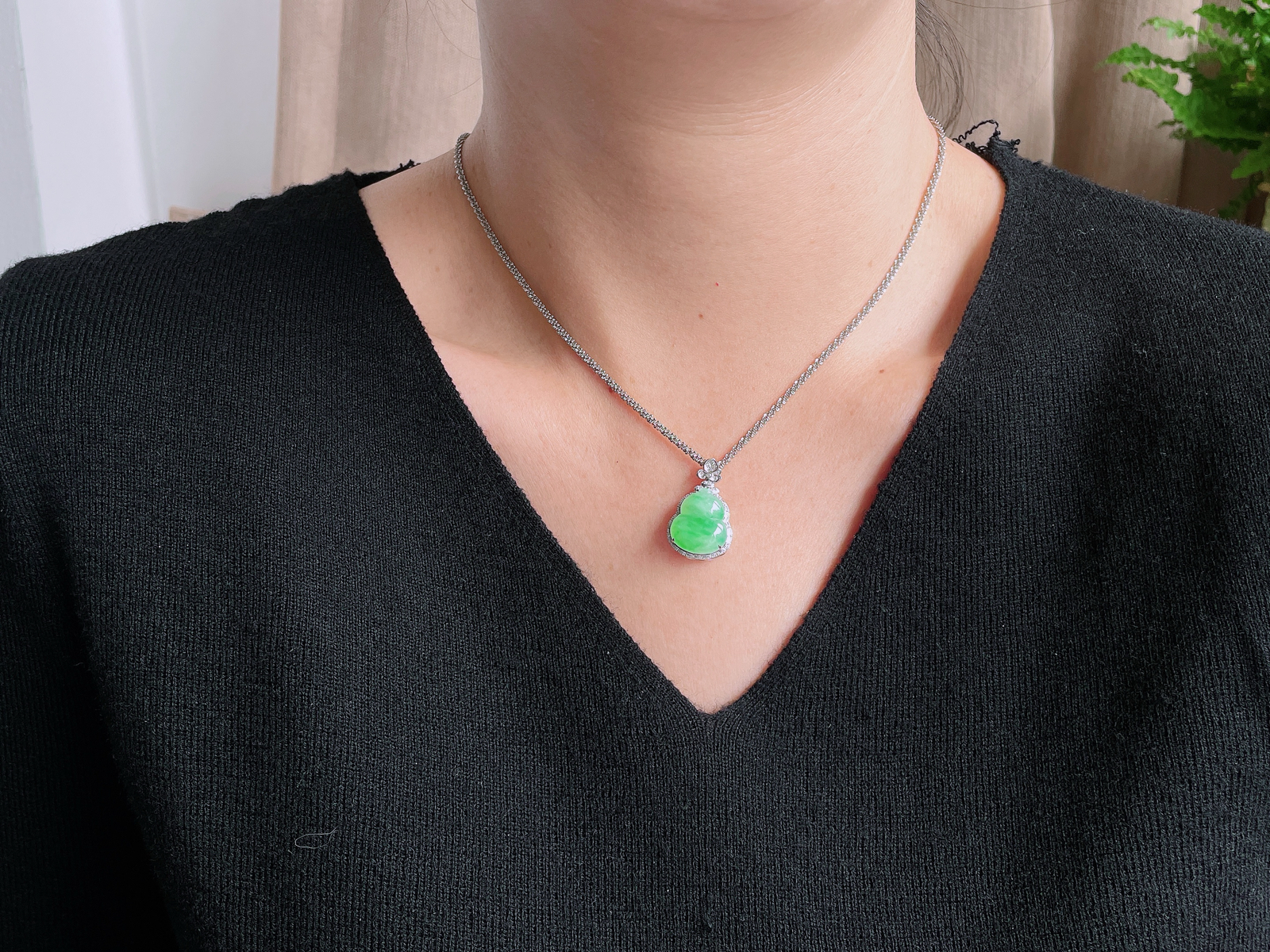 【镶嵌】冰甜绿葫芦吊坠  
【说明】缅料 18k金镶嵌 性价比高  
【整体】24-15-8.2
【裸石】15.2-13-2.7