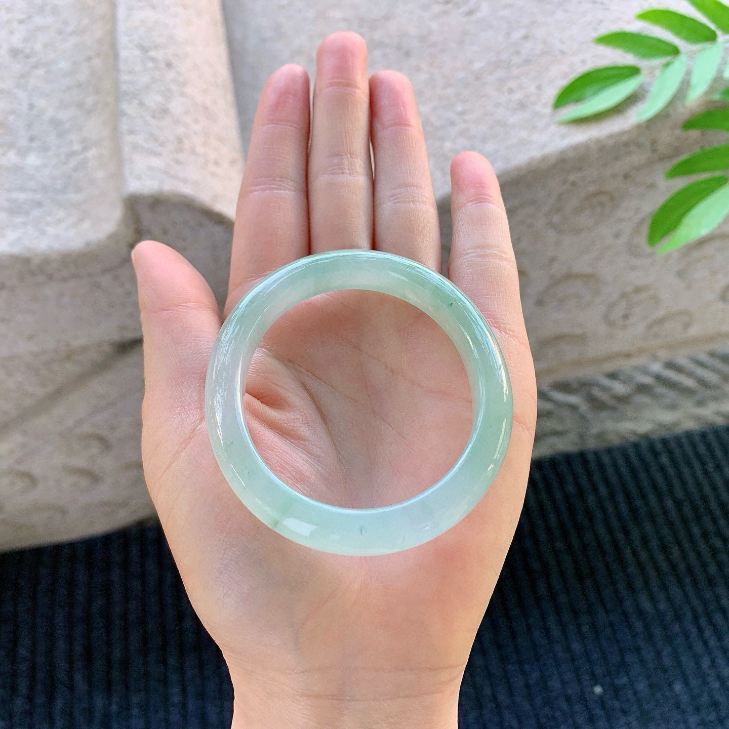 贵妃53 54
【圈口】54/48/9.2/7.4
【描述】糯冰晴绿，水润，种老，细腻，无纹裂！