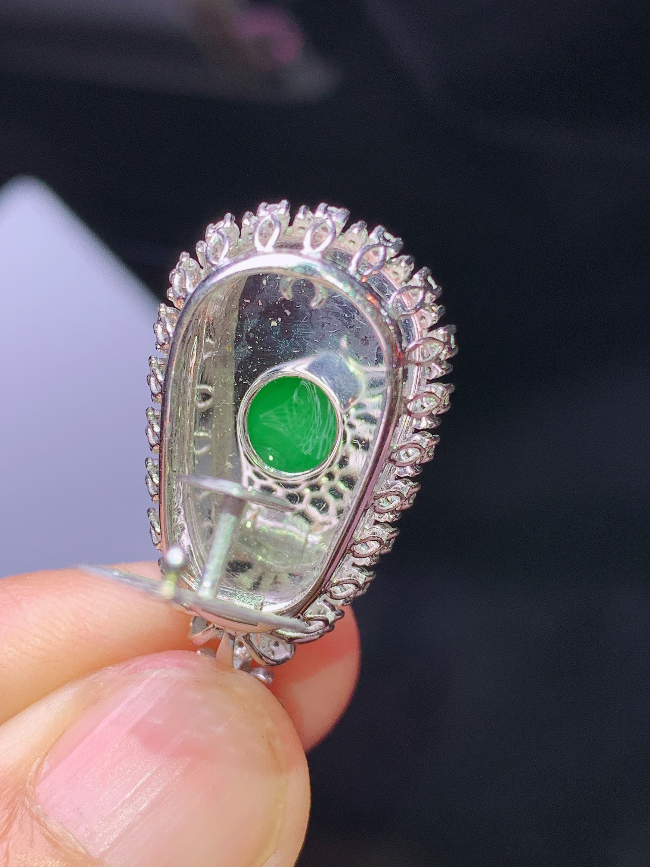 18k金钻镶嵌翠绿如意吊坠 玉质细腻 色泽艳丽清新 水润亮眼 整体尺寸31.8*15.8*9k1