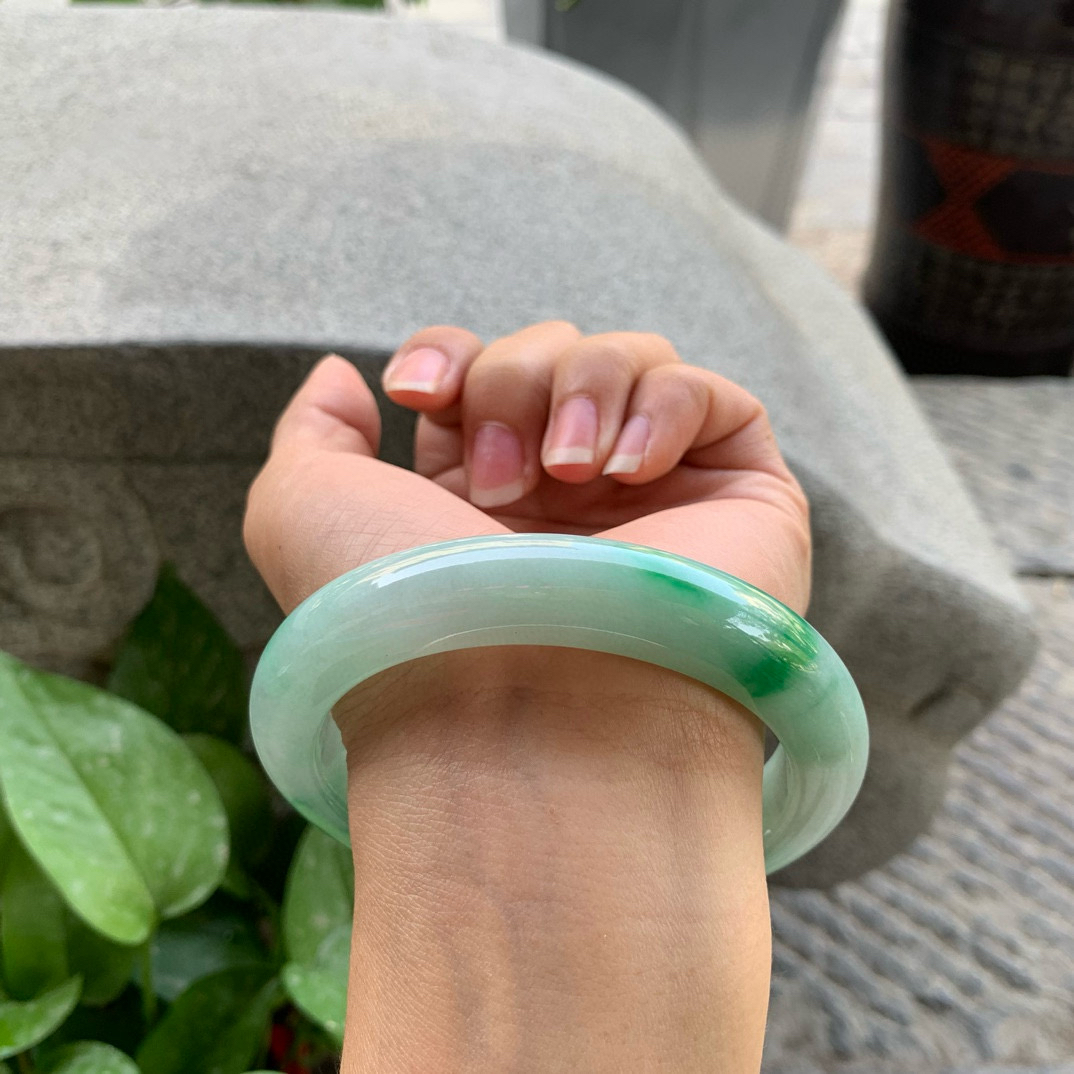大圈口63.4-12.4-10.5     阳绿正圈手镯 无纹裂