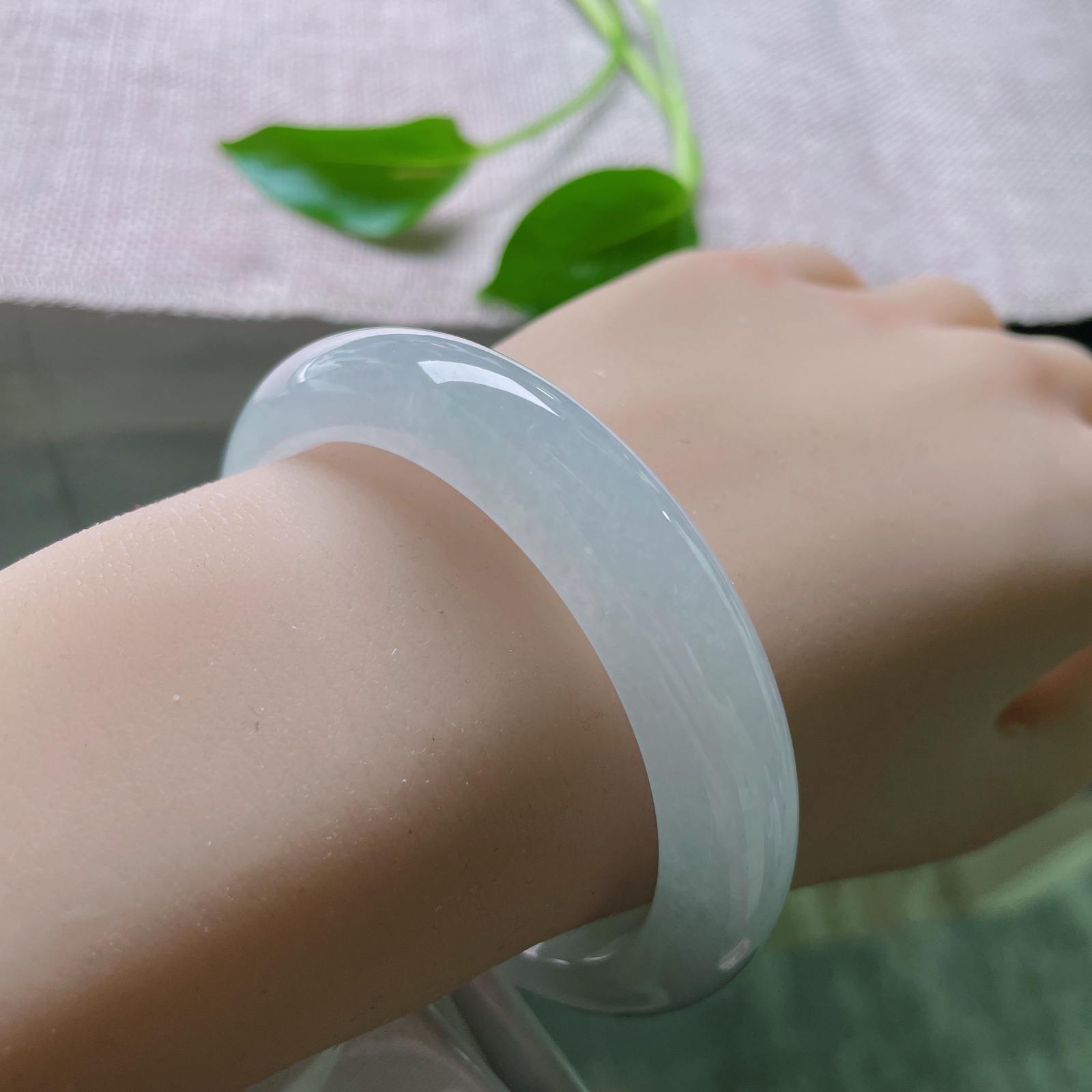 54.6/12/8.3，冰紫正圈，种老，晶莹剔透，带着亘古的寒与光，腕上生烟..