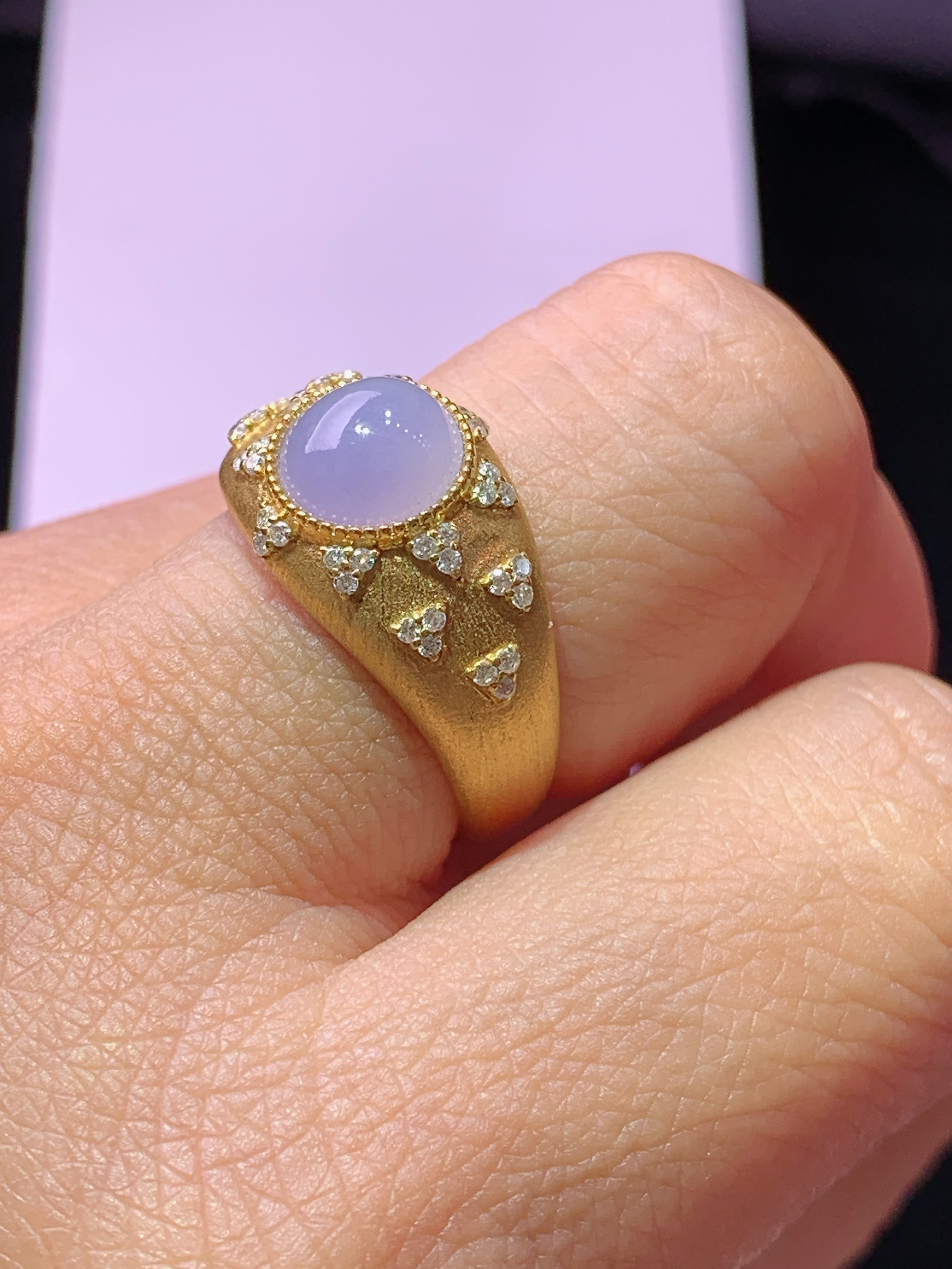 18k金钻镶嵌紫罗兰蛋面戒指 玉质细腻 色泽艳丽清新 水润亮眼 圈口14.5 裸石尺寸7.8*3