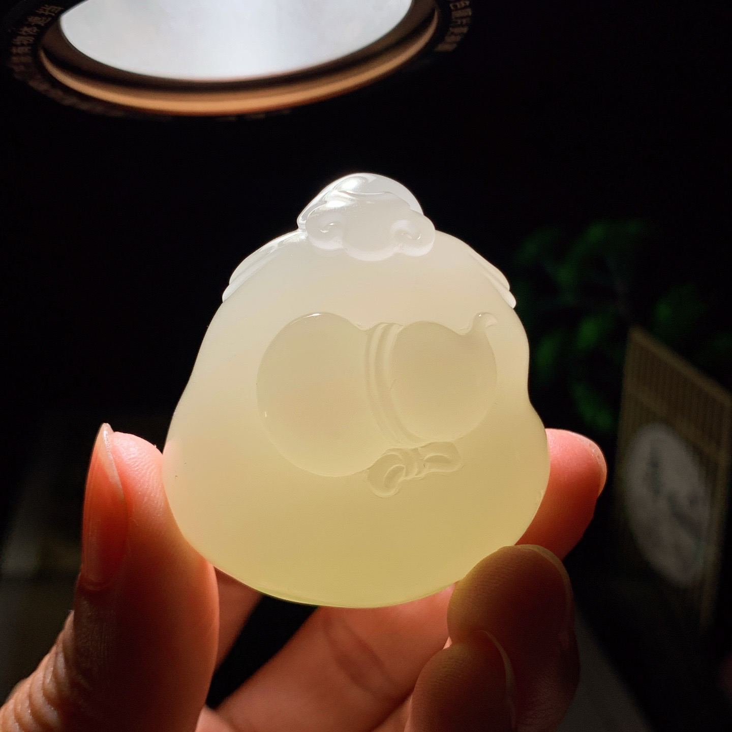 和田玉青海翠翠青佛引福来挂件 尺寸44/40/23重53.5克。玉质细腻油润。手推出油。品相大气lt260402