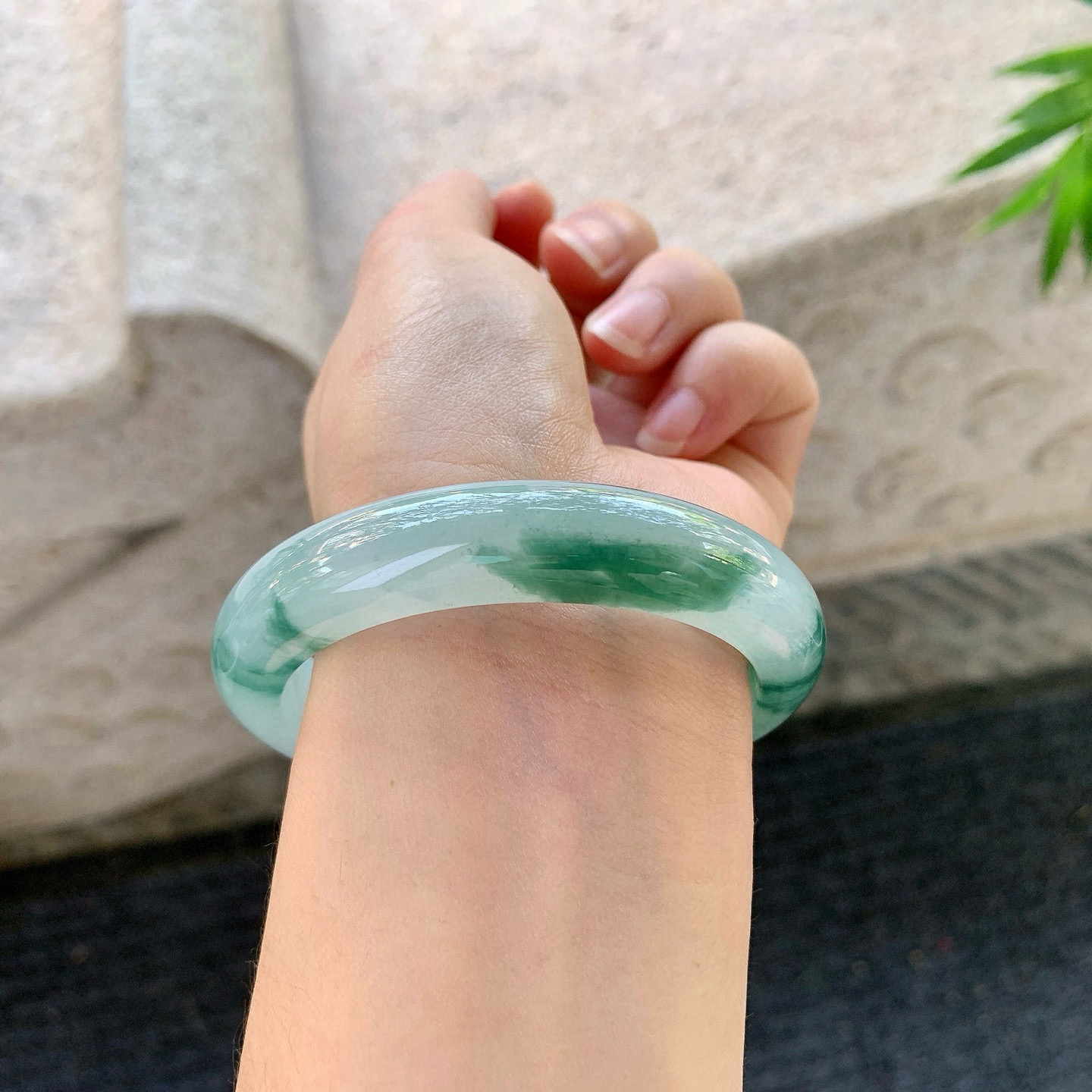 正圈55 56
【圈口】56/12.1/8.6
【描述】冰糯飘花，水润，种老，细腻，无纹裂！