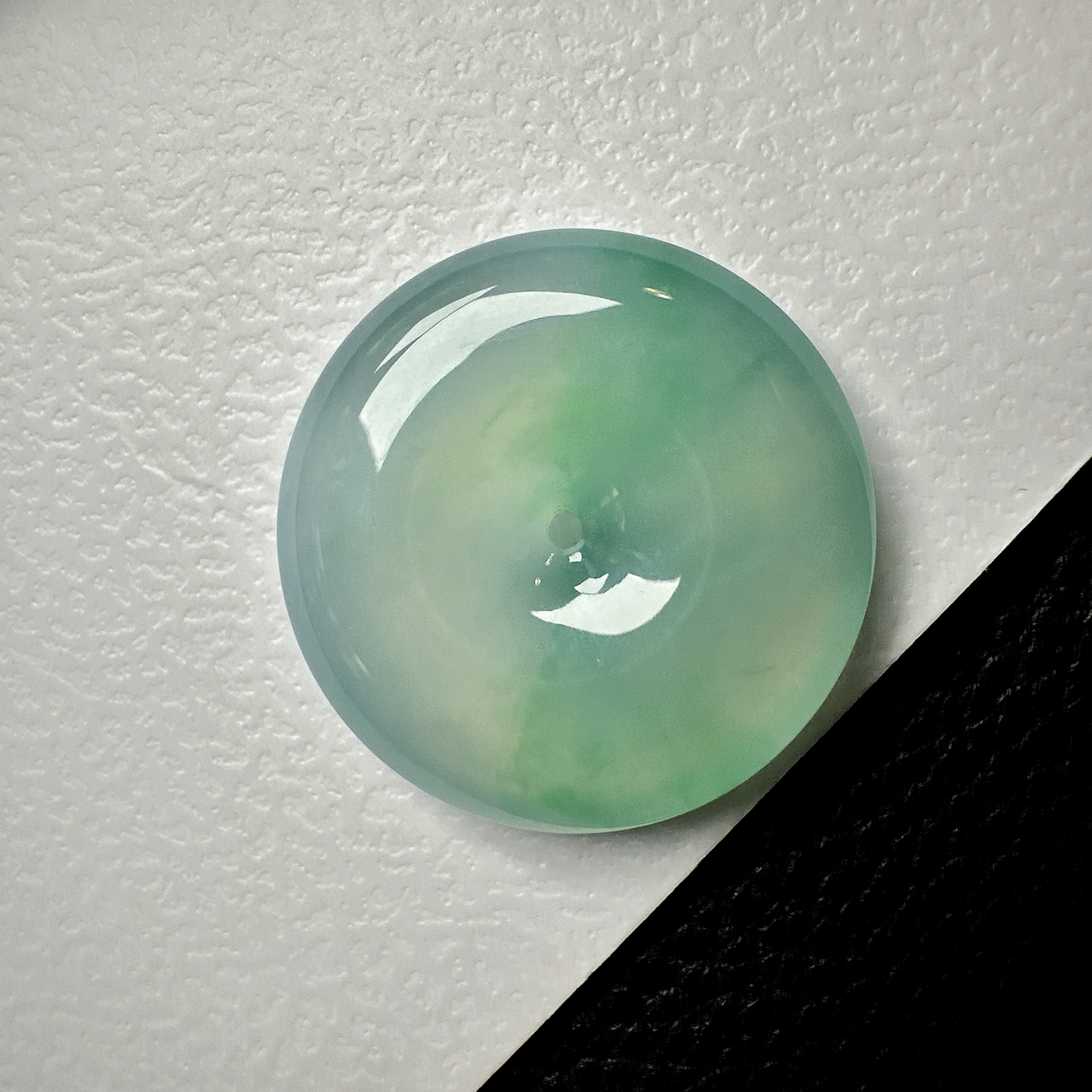 【冰种飘淡绿平安扣】质地细腻，品质很好，冰感十足，胶感明显，收藏品质。