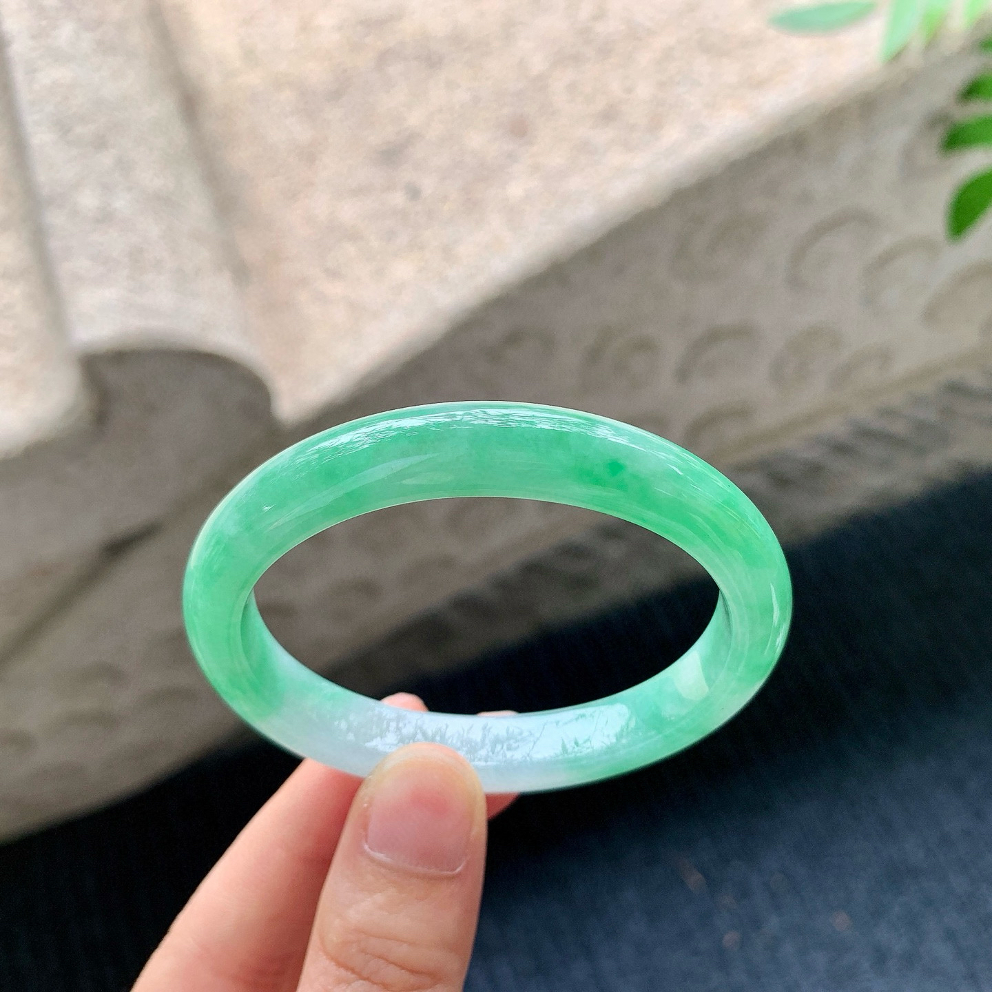 贵妃52 53
【圈口】53.1/45.2/9/7.5
【描述】阳绿，水润，种老，细腻，无纹裂！