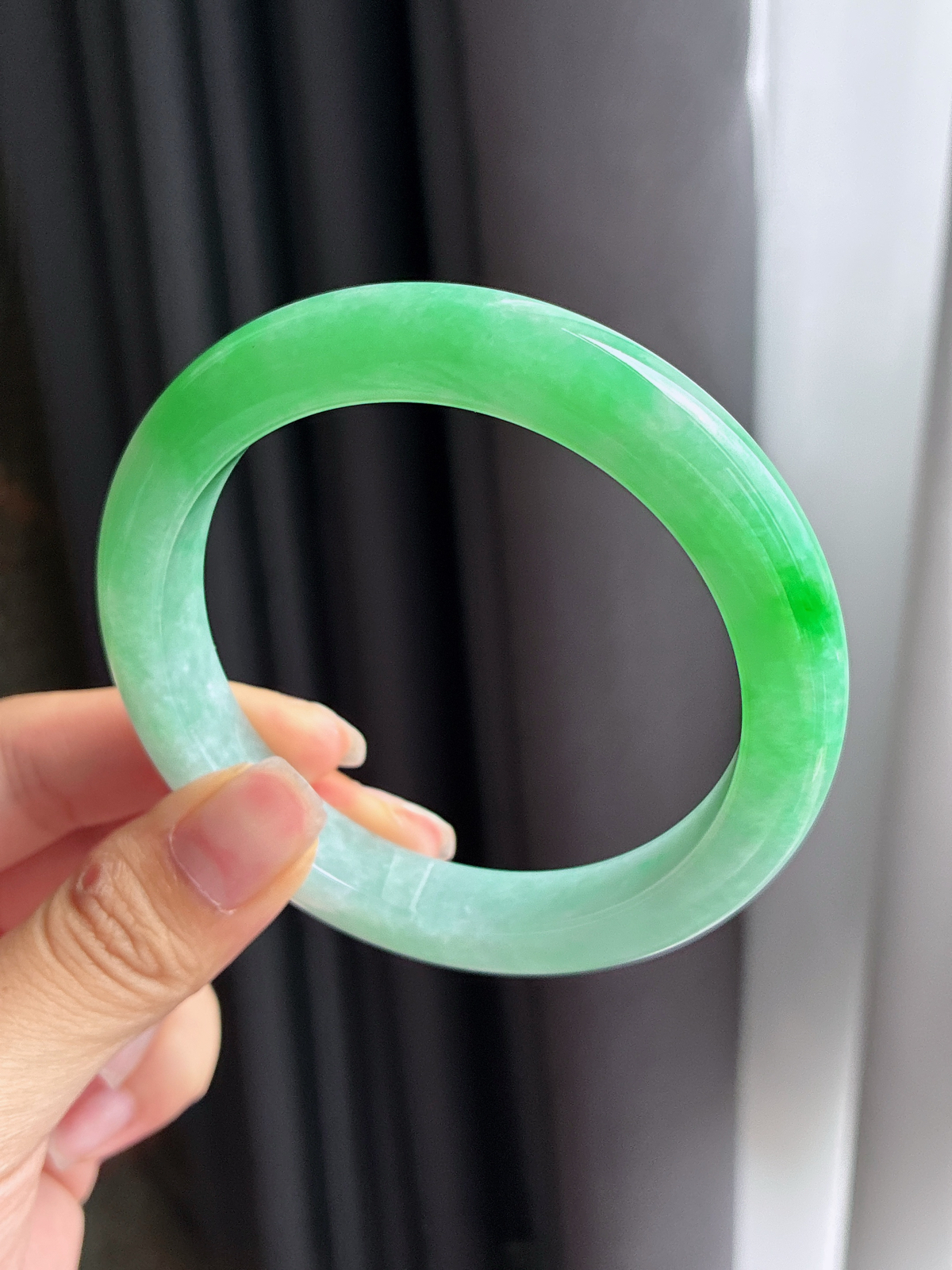 大圈口飘阳绿手镯 正圈 64.2-12-9.8 翠色欲滴 清新自然 秀气大方