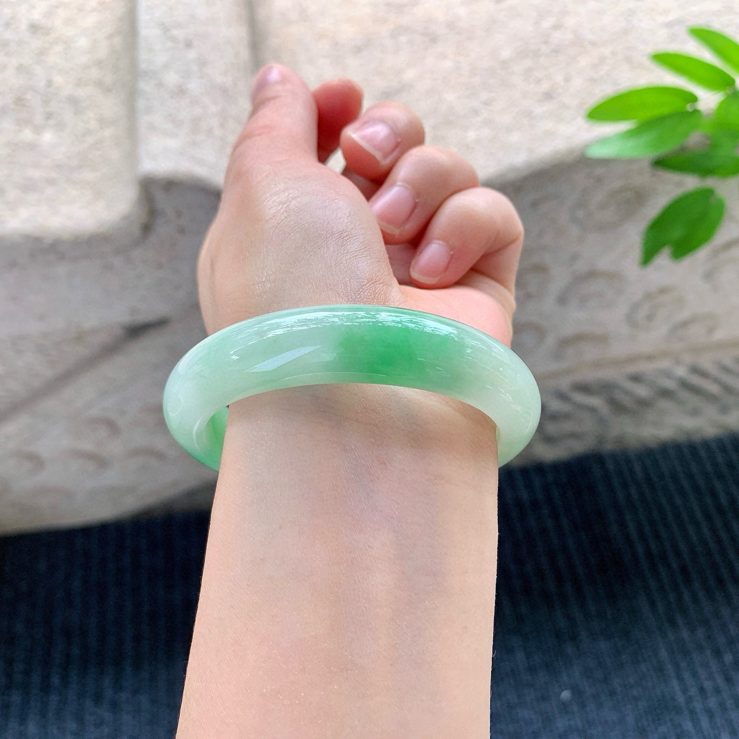 正圈54 55
【圈口】55.4/13.2/8
【描述】飘绿，水润，种老，细腻，无纹裂！