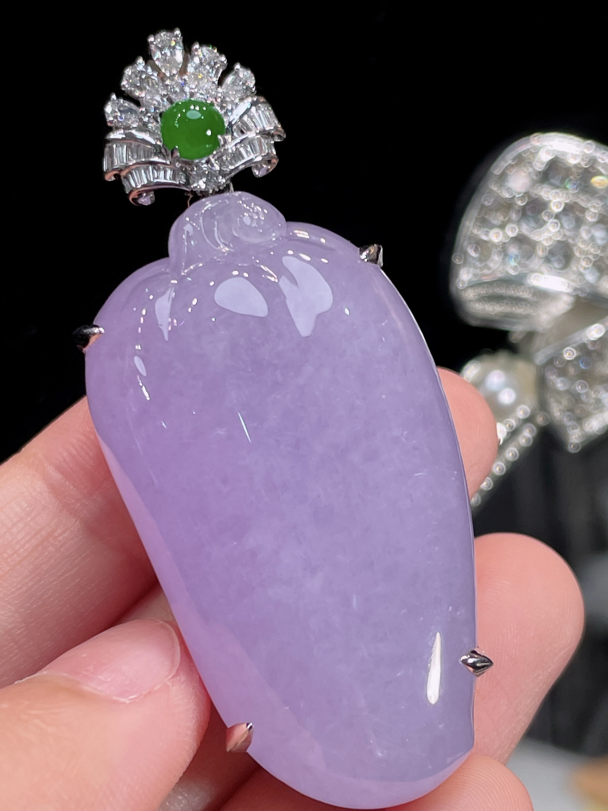 天然缅甸翡翠A货
紫罗兰福瓜吊坠
18k金镶嵌钻石 
细腻水灵 实拍接近